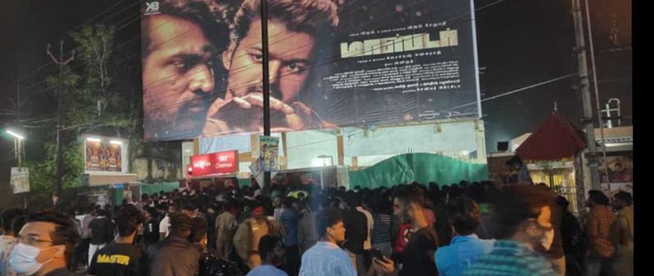 <p>ரசிகர்கள் கூட்டத்தால் களைகட்டிய திரையரங்கம் </p> <p>ரசிகர்கள் கூட்டத்தால் களைகட்டிய திரையரங்கம் </p>