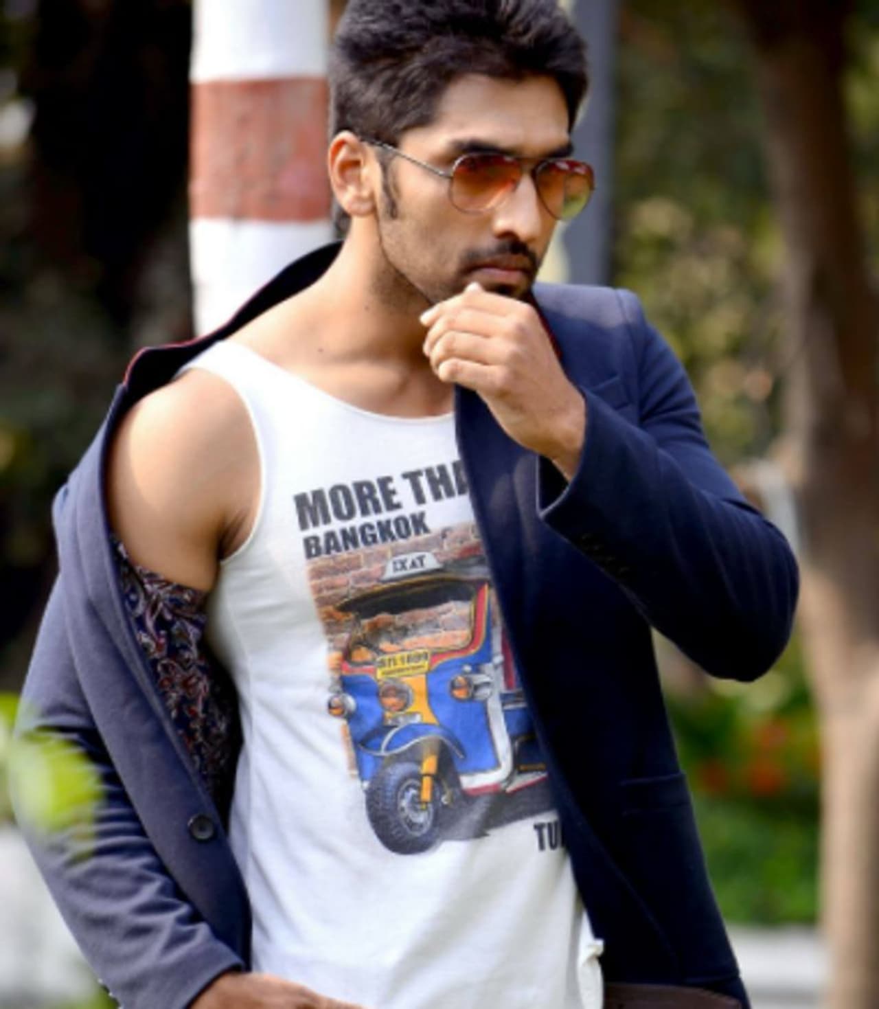 <p>ಹುಟ್ಟುಹಬ್ಬದ ಖುಷಿಯಲ್ಲಿರುವ ಅನೀಶ್‌ ತೇಜೇಶ್ವರ್‌, ಇದೀಗ ‘ಎನ್‌ಆರ್‌ಐ’ ಆಗಿ ತೆರೆ ಮೇಲೆ ಬರಲಿದ್ದಾರೆ. ಬರ್ತ್ ಡೇ</p>