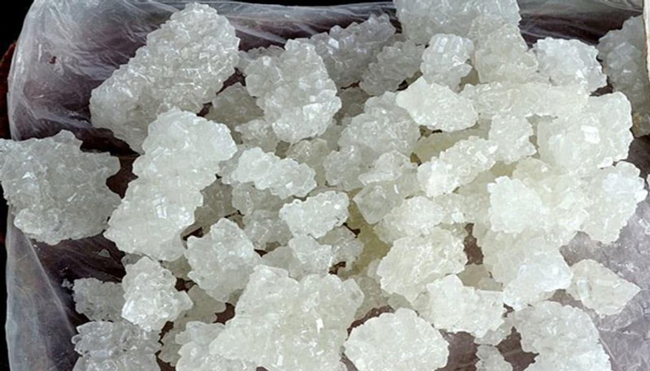 <p>ಕಬ್ಬಿನ ದ್ರಾವಣ ಮತ್ತು ತಾಳೆ ಮರದ ಉತ್ಪನ್ನಗಳನ್ನು ಬಳಸಿ ಮಿಶ್ರ&nbsp;ಅಥವಾ ಕಲ್ಲು ಸಕ್ಕರೆಯನ್ನು ತಯಾರಿಸಲಾಗುತ್ತದೆ. ತಾಳೆ ಸಕ್ಕರೆಯಲ್ಲಿ ಅಗತ್ಯವಾದ ಜೀವಸತ್ವಗಳು, ಖನಿಜಗಳು ಮತ್ತು ಅಮೈನೋ ಆಮ್ಲಗಳು ತುಂಬಿರುತ್ತವೆ. ಭಾರತ ಮತ್ತು ಪರ್ಷಿಯಾದಲ್ಲಿ&nbsp;ಪ್ರಾಚೀನ ಕಾಲದಿಂದಲೂ ಆರೋಗ್ಯಕ್ಕೆ ಸಂಬಂಧಿಸಿದ ವಿವಿಧ ಸಮಸ್ಯೆಗಳಿಗೆ ನೈಸರ್ಗಿಕ ಪರಿಹಾರವಾಗಿ ಕಲ್ಲು ಸಕ್ಕರೆಯನ್ನು ಬಳಸಲಾಗುತ್ತಿದೆ.</p>