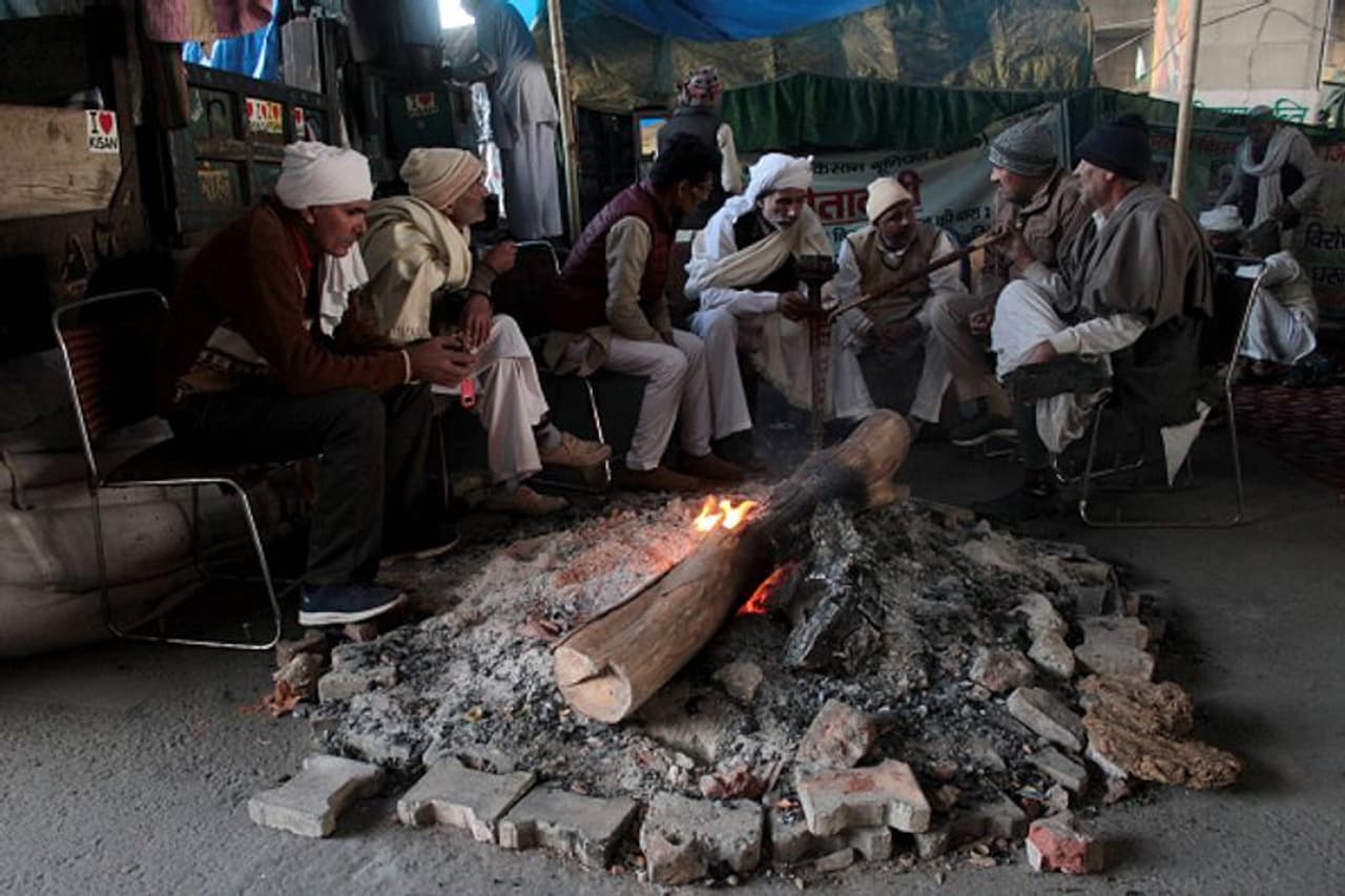 <p>സമിതിയുമായി സഹകരിക്കില്ലെന്ന് കര്ഷക സംഘടനകള് തങ്ങളുടെ അഭിഭാഷകരെ അറിയിച്ചു. വിഷയം സർക്കാരിനും കർഷകർക്കും ഇടയിലാണെന്നും നിയമം റദ്ദ് ചെയ്യാതെ, സ്റ്റേ മാത്രം ചെയ്തത് കൊണ്ട് കാര്യമില്ലെന്നുമാണ് കർഷക സംഘടനകളുടെ നിലപാട്. </p> <p>സമിതിയുമായി സഹകരിക്കില്ലെന്ന് കര്ഷക സംഘടനകള് തങ്ങളുടെ അഭിഭാഷകരെ അറിയിച്ചു. വിഷയം സർക്കാരിനും കർഷകർക്കും ഇടയിലാണെന്നും നിയമം റദ്ദ് ചെയ്യാതെ, സ്റ്റേ മാത്രം ചെയ്തത് കൊണ്ട് കാര്യമില്ലെന്നുമാണ് കർഷക സംഘടനകളുടെ നിലപാട്. </p>