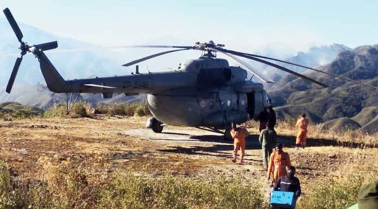 <p>ബാംബി ബക്കറ്റുകൾ ഘടിപ്പിച്ച നാല് ഐഎഎഫ് മി 17 വി 5 ഹെലികോപ്റ്ററുകൾ കാട്ടുതീ അണയ്ക്കാനായി വലിയ അളവിൽ വെള്ളം തളിച്ചുവെന്ന് വ്യോമസേന വക്താവ് വിംഗ് കമാൻഡർ രത്നാകർ സിംഗ് പറഞ്ഞു. </p> <p>ബാംബി ബക്കറ്റുകൾ ഘടിപ്പിച്ച നാല് ഐഎഎഫ് മി 17 വി 5 ഹെലികോപ്റ്ററുകൾ കാട്ടുതീ അണയ്ക്കാനായി വലിയ അളവിൽ വെള്ളം തളിച്ചുവെന്ന് വ്യോമസേന വക്താവ് വിംഗ് കമാൻഡർ രത്നാകർ സിംഗ് പറഞ്ഞു. </p>