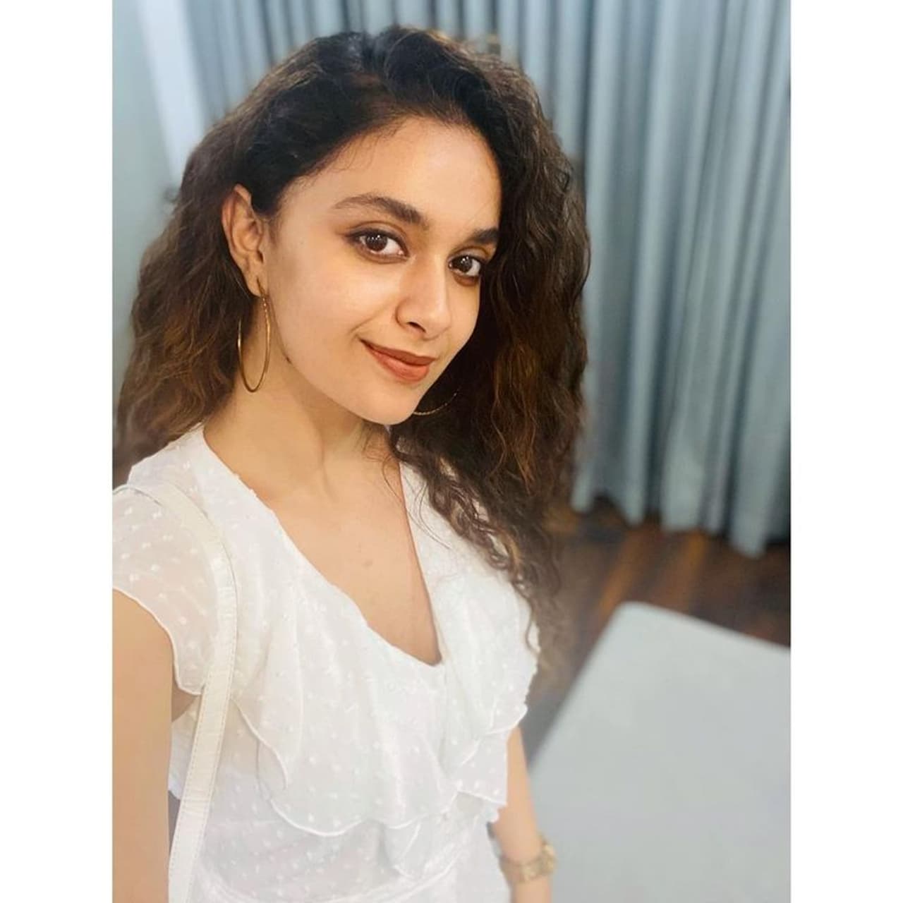 <p>தென்னிந்திய திரையுலகில் முன்னணி நடிகையாக கலக்கிக் கொண்டிருக்கும் கீர்த்தி சுரேஷ். தெலுங்கு மற்றும் தமிழ் என இரு மொழிகளிலும் வெளியான மகாநடி திரைப்படத்தில் நடிகை சாவித்திரியின் கதாபாத்திரத்தில் நடித்து ஒட்டுமொத்த திரையுலகையும் திரும்பிப் பார்க்க வைத்தார். </p> <p>தென்னிந்திய திரையுலகில் முன்னணி நடிகையாக கலக்கிக் கொண்டிருக்கும் கீர்த்தி சுரேஷ். தெலுங்கு மற்றும் தமிழ் என இரு மொழிகளிலும் வெளியான மகாநடி திரைப்படத்தில் நடிகை சாவித்திரியின் கதாபாத்திரத்தில் நடித்து ஒட்டுமொத்த திரையுலகையும் திரும்பிப் பார்க்க வைத்தார். </p>