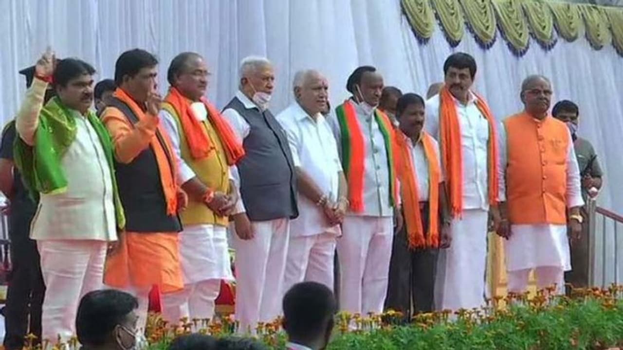 <p>ರಾಜಭವನದಲ್ಲಿ ಇಂದು (ಬುಧವಾರ) ನಡೆದ ಸರಳ ಸಮಾರಂಭದಲ್ಲಿ ರಾಜ್ಯಪಾಲ ವಜೂಭಾಯಿ ವಾಲಾ ಅವರು ಅಧಿಕಾರ ಹಾಗೂ ಗೌಪ್ಯತೆಯ ಪ್ರಮಾಣವಚನವನ್ನು 7 ಜನರಿಗೆ ಬೋಧನೆ ಮಾಡಿದರು</p> <p>ರಾಜಭವನದಲ್ಲಿ ಇಂದು (ಬುಧವಾರ) ನಡೆದ ಸರಳ ಸಮಾರಂಭದಲ್ಲಿ ರಾಜ್ಯಪಾಲ ವಜೂಭಾಯಿ ವಾಲಾ ಅವರು ಅಧಿಕಾರ ಹಾಗೂ ಗೌಪ್ಯತೆಯ ಪ್ರಮಾಣವಚನವನ್ನು 7 ಜನರಿಗೆ ಬೋಧನೆ ಮಾಡಿದರು</p>