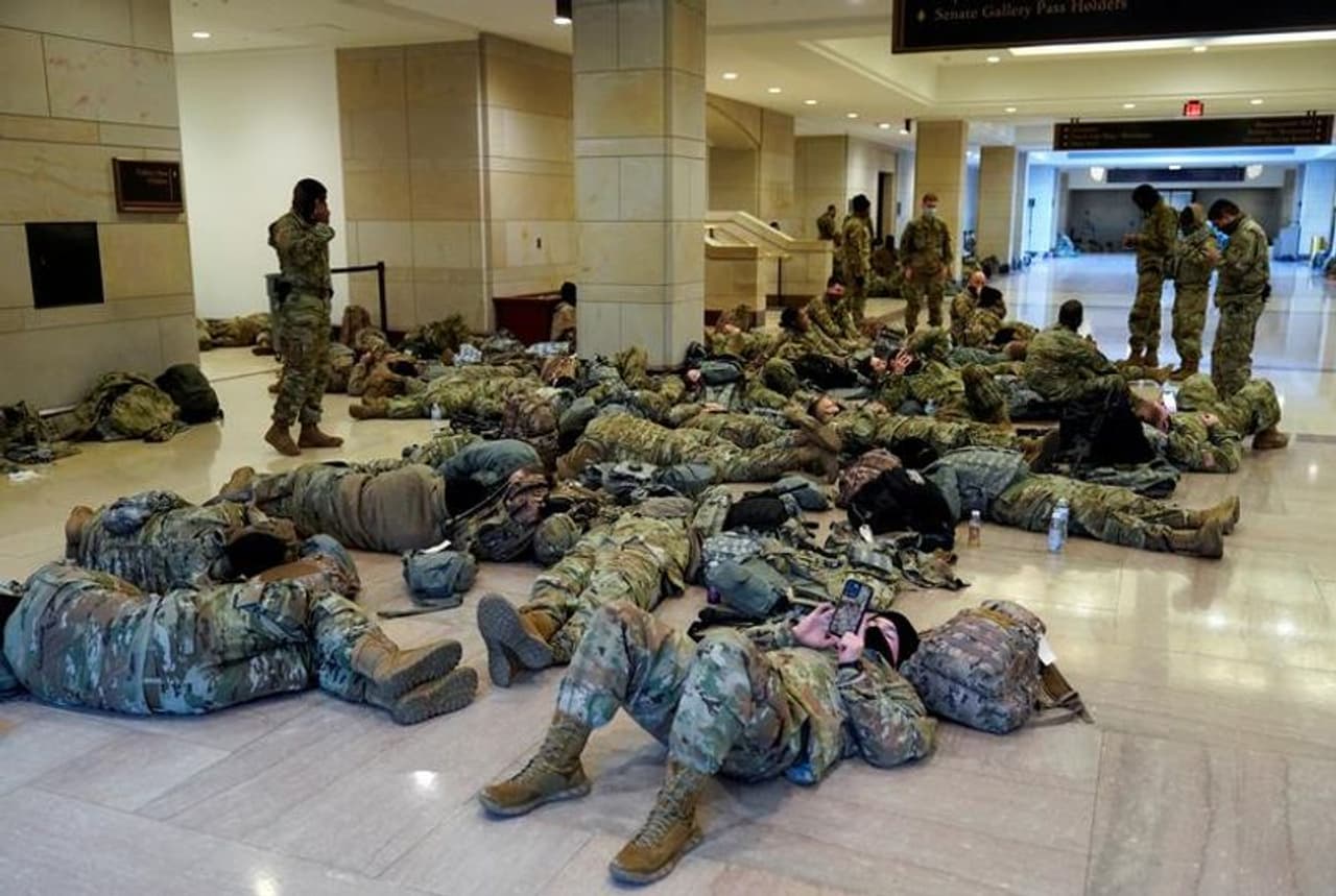 <p>കാപിറ്റോള് അക്രമണത്തിന് ഒരാഴ്ച പിന്നിടുമ്പോള് അമേരിക്കന് ദേശീയ ഗാര്ഡ് സൈനീകരുടെ കാപിറ്റോള് സംരക്ഷണ ചിത്രങ്ങള് സമൂഹമാധ്യമങ്ങളില് വൈറലാവുകയാണ്.</p> <p>കാപിറ്റോള് അക്രമണത്തിന് ഒരാഴ്ച പിന്നിടുമ്പോള് അമേരിക്കന് ദേശീയ ഗാര്ഡ് സൈനീകരുടെ കാപിറ്റോള് സംരക്ഷണ ചിത്രങ്ങള് സമൂഹമാധ്യമങ്ങളില് വൈറലാവുകയാണ്.</p>