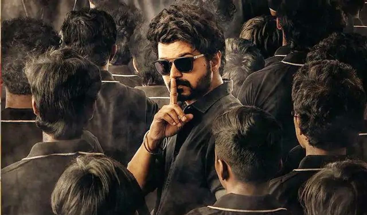 <p>தளபதி விஜய் நடித்த மாஸ்டர் திரைப்படம் பொங்கல் திருவிழாவை முன்னிட்டு, உலகம் முழுவதும் ஜனவரி 13 ஆம் தேதி வெளியானது. ஆட்டம், பாட்டம் , அதிரடி சரவெடியாக இந்த படத்தை வரவேற்ற ரசிகர்கள் திரையாங்கில் 'மாஸ்டர்' பொங்கலை தற்போது கொண்டாடி வருகிறார்கள்.<br /> </p> <p>தளபதி விஜய் நடித்த மாஸ்டர் திரைப்படம் பொங்கல் திருவிழாவை முன்னிட்டு, உலகம் முழுவதும் ஜனவரி 13 ஆம் தேதி வெளியானது. ஆட்டம், பாட்டம் , அதிரடி சரவெடியாக இந்த படத்தை வரவேற்ற ரசிகர்கள் திரையாங்கில் 'மாஸ்டர்' பொங்கலை தற்போது கொண்டாடி வருகிறார்கள்.<br /> </p>