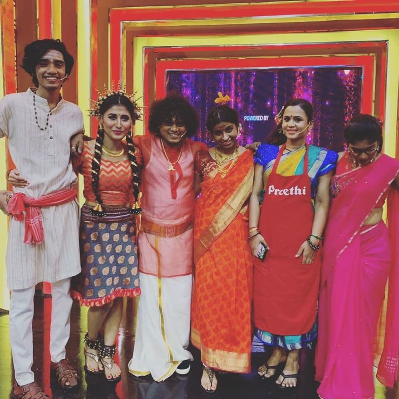 <p>விஜய் தொலைக்காட்சியில் ஒளிபரப்பாகும் நிகழ்ச்சிகள் அனைத்துமே டி.ஆர்.பி. ரேட்டிங்கில் மட்டுமல்லாது மக்கள் மத்தியிலும் அதிக பிரபலமானவை. அப்படி மக்களிடையே அதிக வரவேற்பை பெற்றது “குக் வித் கோமாளி சீசன் 2” நிகழ்ச்சி.</p> <p>விஜய் தொலைக்காட்சியில் ஒளிபரப்பாகும் நிகழ்ச்சிகள் அனைத்துமே டி.ஆர்.பி. ரேட்டிங்கில் மட்டுமல்லாது மக்கள் மத்தியிலும் அதிக பிரபலமானவை. அப்படி மக்களிடையே அதிக வரவேற்பை பெற்றது “குக் வித் கோமாளி சீசன் 2” நிகழ்ச்சி.</p>