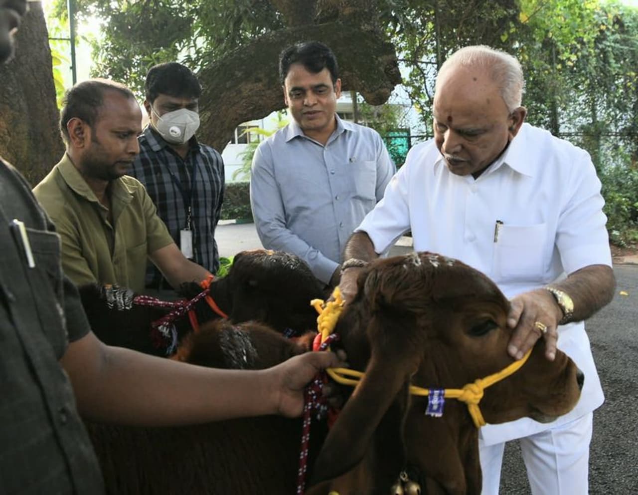 <p>ಯಡಿಯೂರಪ್ಪ ಮನೆಗೆ ಹೊಸ ಅತಿಥಿಗಳ ಆಗಮನವಾಗಿದ್ದು ಸುದ್ದಿಯಾಗಿತ್ತು.</p> <p>ಯಡಿಯೂರಪ್ಪ ಮನೆಗೆ ಹೊಸ ಅತಿಥಿಗಳ ಆಗಮನವಾಗಿದ್ದು ಸುದ್ದಿಯಾಗಿತ್ತು.</p>