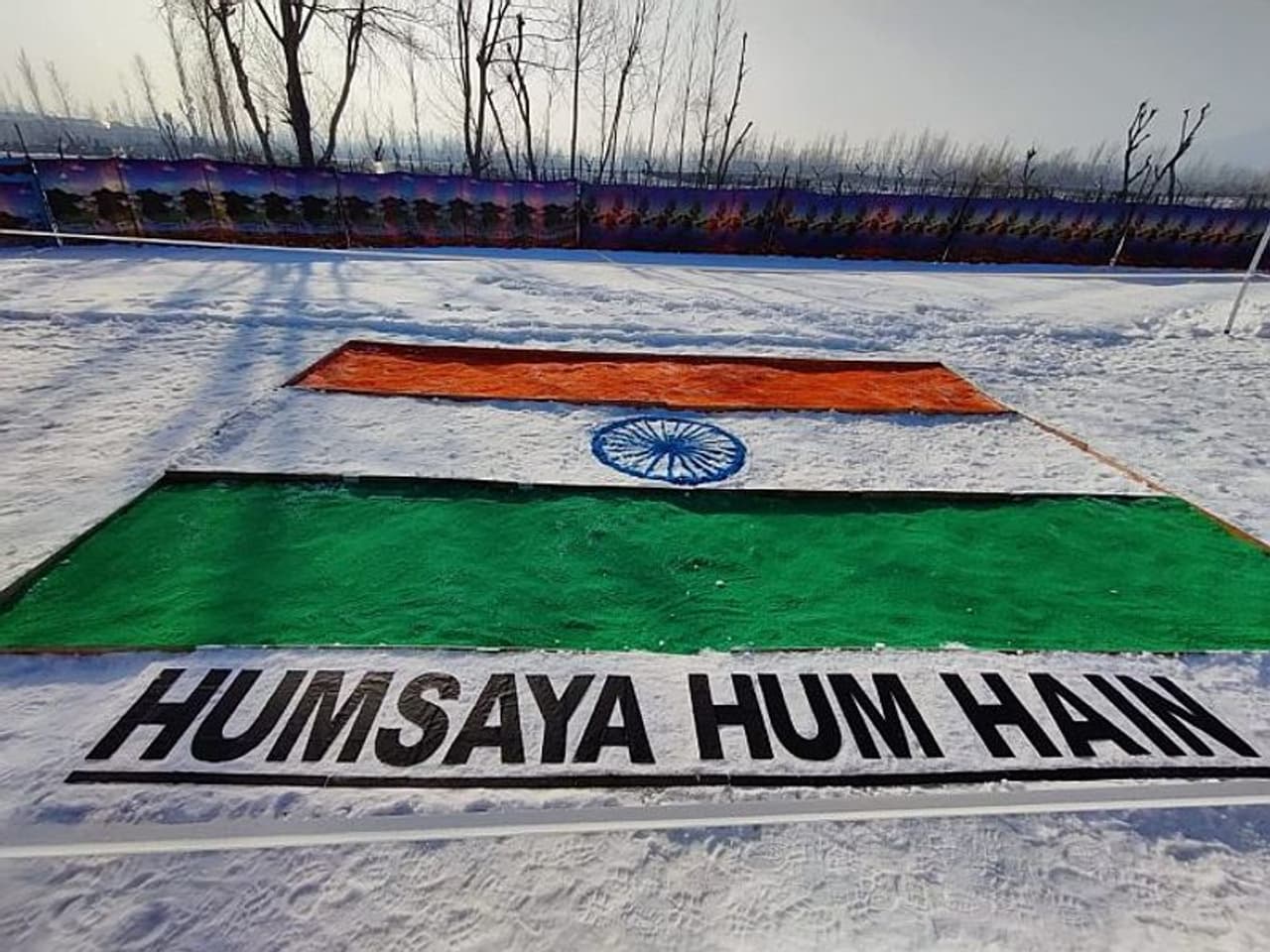 <p>ಕಾಶ್ಮೀರದಲ್ಲಿ ಸೇನೆ ಹಾಗೂ ಸ್ಥಳೀಯರ ನಡುವಿನ ಬಾಂಧವ್ಯ ವೃದ್ಧಿಸಲು ಹಲವು ಕಾರ್ಯಕ್ರಮಗಳನ್ನು ಹಮ್ಮಿಕೊಂಡಿದೆ. ಕಳೆದ ಹಲವು ವರ್ಷಗಳಿಂದ ಇದು ನಡೆದುಕೊಂಡು ಬಂದಿದೆ. ಆದರೆ ಇದೀಗ ಸೇನಾ ಕಾರ್ಯಕ್ರಮಗಳಿಗೆ ಸ್ಥಳೀಯರಿಂದ ಹೆಚ್ಚಿನ ಸ್ಪಂದನೆ ಸಿಗುತ್ತಿದೆ.<br /> </p> <p>ಕಾಶ್ಮೀರದಲ್ಲಿ ಸೇನೆ ಹಾಗೂ ಸ್ಥಳೀಯರ ನಡುವಿನ ಬಾಂಧವ್ಯ ವೃದ್ಧಿಸಲು ಹಲವು ಕಾರ್ಯಕ್ರಮಗಳನ್ನು ಹಮ್ಮಿಕೊಂಡಿದೆ. ಕಳೆದ ಹಲವು ವರ್ಷಗಳಿಂದ ಇದು ನಡೆದುಕೊಂಡು ಬಂದಿದೆ. ಆದರೆ ಇದೀಗ ಸೇನಾ ಕಾರ್ಯಕ್ರಮಗಳಿಗೆ ಸ್ಥಳೀಯರಿಂದ ಹೆಚ್ಚಿನ ಸ್ಪಂದನೆ ಸಿಗುತ್ತಿದೆ.<br /> </p>