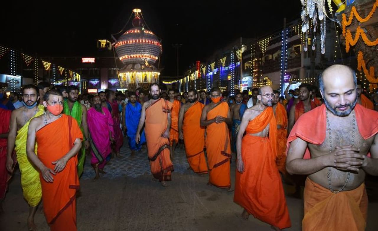 <p>ಪರ್ಯಾಯ ಅದಮಾರು ಮಠಾಧೀಶ ಶ್ರೀ ವಿಶ್ವಪ್ರಿಯ ತೀರ್ಥರ ಮಾರ್ಗದರ್ಶನದಲ್ಲಿ, ಪರ್ಯಾಯ ಪೀಠಾಧೀಶ ಶ್ರೀ ಈಶಪ್ರಿಯ ತೀರ್ಥರ ನೇತೃತ್ವದಲ್ಲಿ ನಡೆದ ಈ ರಥೋತ್ಸವ ನಡೆಯುತು.</p> <p>ಪರ್ಯಾಯ ಅದಮಾರು ಮಠಾಧೀಶ ಶ್ರೀ ವಿಶ್ವಪ್ರಿಯ ತೀರ್ಥರ ಮಾರ್ಗದರ್ಶನದಲ್ಲಿ, ಪರ್ಯಾಯ ಪೀಠಾಧೀಶ ಶ್ರೀ ಈಶಪ್ರಿಯ ತೀರ್ಥರ ನೇತೃತ್ವದಲ್ಲಿ ನಡೆದ ಈ ರಥೋತ್ಸವ ನಡೆಯುತು.</p>