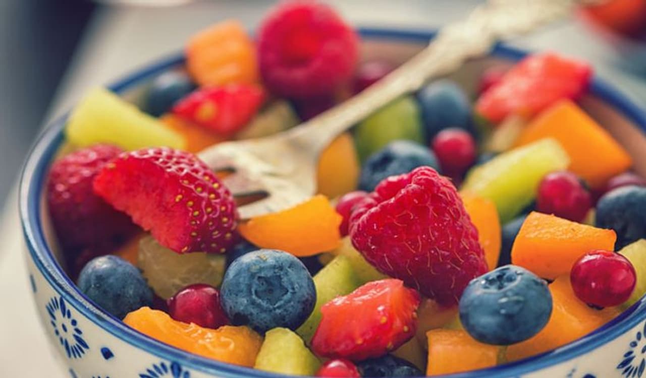 <p><strong>ಬೆರ್ರಿಗಳು : </strong>ಬೆರ್ರಿಗಳು ಇತರ ಯಾವುದೇ ಆಹಾರಕ್ಕಿಂತ ಹೆಚ್ಚು ರಕ್ಷಣಾತ್ಮಕ ಸಸ್ಯ ಉತ್ಕರ್ಷಣ ನಿರೋಧಕಗಳನ್ನು ಹೊಂದಿರುತ್ತವೆ. ಈ ಸಂಯುಕ್ತಗಳು ರೋಗದ ಅಪಾಯಗಳನ್ನು ಕಡಿಮೆ ಮಾಡುವುದು ಮಾತ್ರವಲ್ಲದೆ, ನೆನಪಿನ ಶಕ್ತಿ ಕಳೆದುಕೊಳ್ಳುವುದನ್ನು ತಡೆಯಲು ಸಹಾಯ ಮಾಡುತ್ತದೆ.</p> <p><strong>ಬೆರ್ರಿಗಳು : </strong>ಬೆರ್ರಿಗಳು ಇತರ ಯಾವುದೇ ಆಹಾರಕ್ಕಿಂತ ಹೆಚ್ಚು ರಕ್ಷಣಾತ್ಮಕ ಸಸ್ಯ ಉತ್ಕರ್ಷಣ ನಿರೋಧಕಗಳನ್ನು ಹೊಂದಿರುತ್ತವೆ. ಈ ಸಂಯುಕ್ತಗಳು ರೋಗದ ಅಪಾಯಗಳನ್ನು ಕಡಿಮೆ ಮಾಡುವುದು ಮಾತ್ರವಲ್ಲದೆ, ನೆನಪಿನ ಶಕ್ತಿ ಕಳೆದುಕೊಳ್ಳುವುದನ್ನು ತಡೆಯಲು ಸಹಾಯ ಮಾಡುತ್ತದೆ.</p>