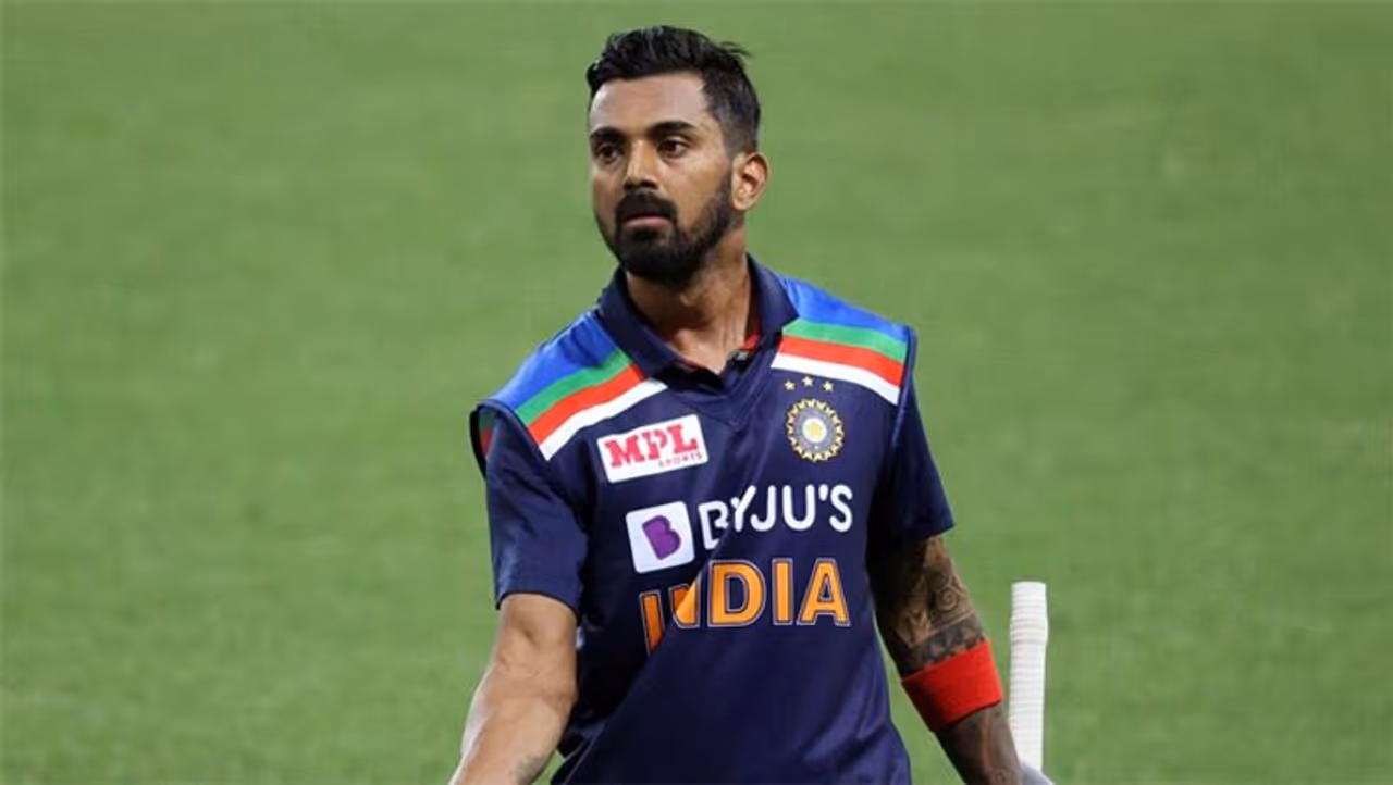 <p>కెఎల్ రాహుల్తో శిఖర్ ధావన్ కూడా టీ20 సిరీస్కి ఎంపికయ్యాడు. రిషబ్ పంత్ మంచి ఫామ్లో ఉండడంతో వికెట్ కీపర్గా అతన్ని దించి, కెఎల్ రాహుల్ను ఓపెనర్గా ఆడించాలని భావిస్తోంది బీసీసీఐ...</p> <p>కెఎల్ రాహుల్తో శిఖర్ ధావన్ కూడా టీ20 సిరీస్కి ఎంపికయ్యాడు. రిషబ్ పంత్ మంచి ఫామ్లో ఉండడంతో వికెట్ కీపర్గా అతన్ని దించి, కెఎల్ రాహుల్ను ఓపెనర్గా ఆడించాలని భావిస్తోంది బీసీసీఐ...</p>