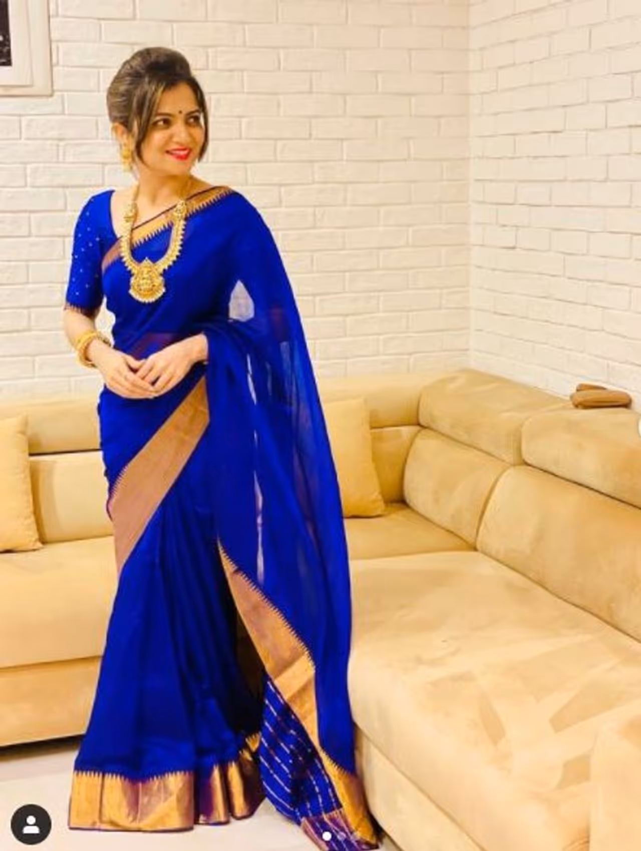 <h2> </h2><p>விஜய் டி.வி.யின் பிரபல தொகுப்பாளியாக வலம் வருபவர் திவ்யதர்ஷினி. க்யூட்டான ஸ்மைல், கலகலப்பான பேச்சால் கவரப்பட்ட ரசிகர்கள் இவரை செல்லமாக டிடி என அழைக்கின்றனர். இவரது சகோதரி ப்ரியதர்ஷினியும் தொகுப்பாளியாக உள்ளார்.</p> <h2> </h2><p>விஜய் டி.வி.யின் பிரபல தொகுப்பாளியாக வலம் வருபவர் திவ்யதர்ஷினி. க்யூட்டான ஸ்மைல், கலகலப்பான பேச்சால் கவரப்பட்ட ரசிகர்கள் இவரை செல்லமாக டிடி என அழைக்கின்றனர். இவரது சகோதரி ப்ரியதர்ஷினியும் தொகுப்பாளியாக உள்ளார்.</p>