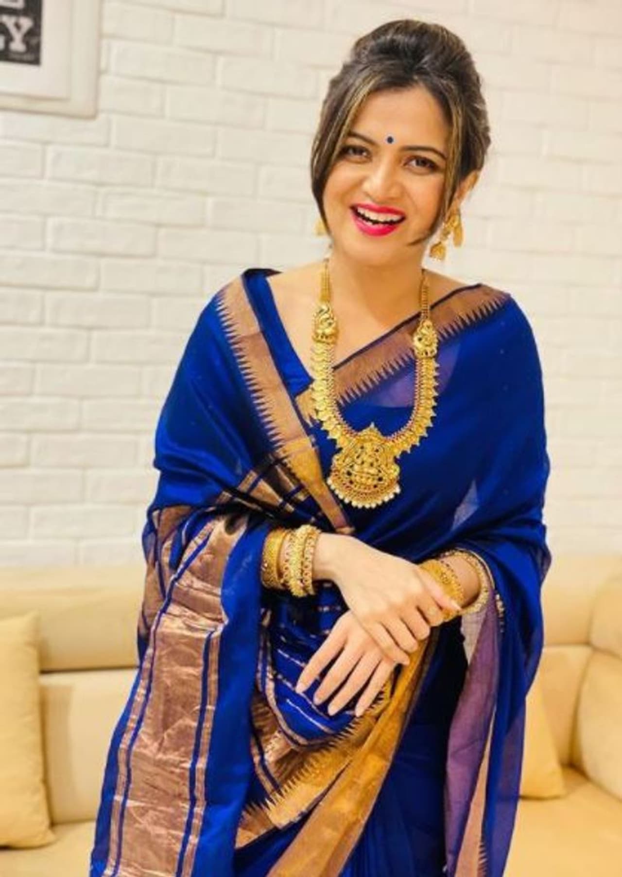 <h2> </h2><p>விஜய் டி.வி.யின் பிரபல தொகுப்பாளியாக வலம் வருபவர் திவ்யதர்ஷினி. க்யூட்டான ஸ்மைல், கலகலப்பான பேச்சால் கவரப்பட்ட ரசிகர்கள் இவரை செல்லமாக டிடி என அழைக்கின்றனர். இவரது சகோதரி ப்ரியதர்ஷினியும் தொகுப்பாளியாக உள்ளார். திவ்ய தர்ஷினி விஜய் தொலைக்காட்சியில் ஒளிபரப்பான ஏராளமான நிகழ்ச்சிகளை தொகுத்து வழங்கி வருகிறார்.</p> <h2> </h2><p>விஜய் டி.வி.யின் பிரபல தொகுப்பாளியாக வலம் வருபவர் திவ்யதர்ஷினி. க்யூட்டான ஸ்மைல், கலகலப்பான பேச்சால் கவரப்பட்ட ரசிகர்கள் இவரை செல்லமாக டிடி என அழைக்கின்றனர். இவரது சகோதரி ப்ரியதர்ஷினியும் தொகுப்பாளியாக உள்ளார். திவ்ய தர்ஷினி விஜய் தொலைக்காட்சியில் ஒளிபரப்பான ஏராளமான நிகழ்ச்சிகளை தொகுத்து வழங்கி வருகிறார்.</p>