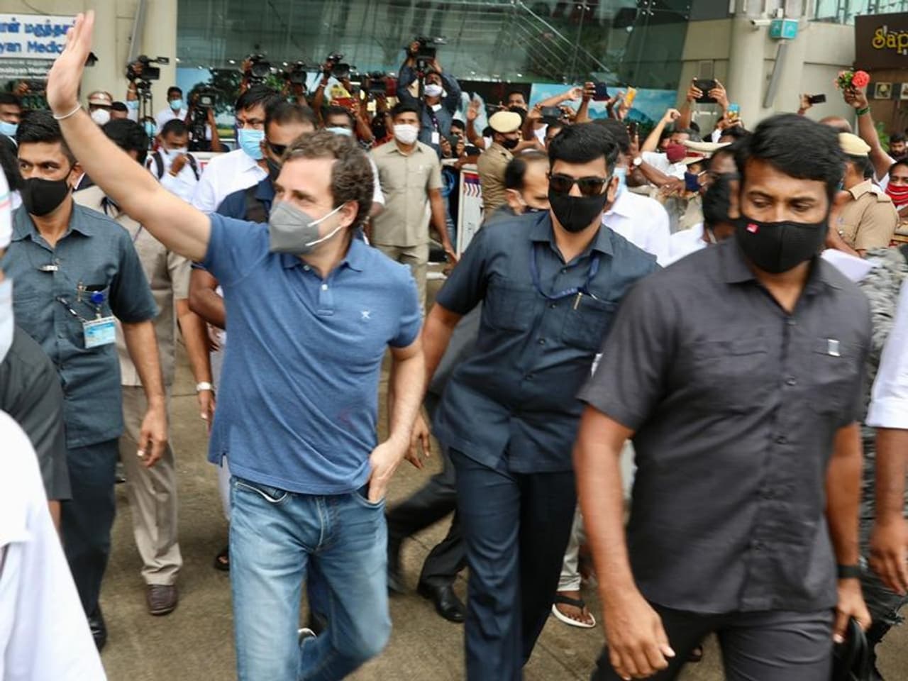 <p>ಕಾಂಗ್ರೆಸ್‌ ನಾಯಕ ರಾಹುಲ್‌ ಗಾಂಧಿ ಗುರುವಾರ ತಮಿಳುನಾಡಿನ ಮಧುರೈನಲ್ಲಿ, ಹೋರಿಗಳನ್ನು ಮಣಿಸುವ ಜಲ್ಲಿಕಟ್ಟು ಕ್ರೀಡೆ ವೀಕ್ಷಿಸಿದರು.</p>