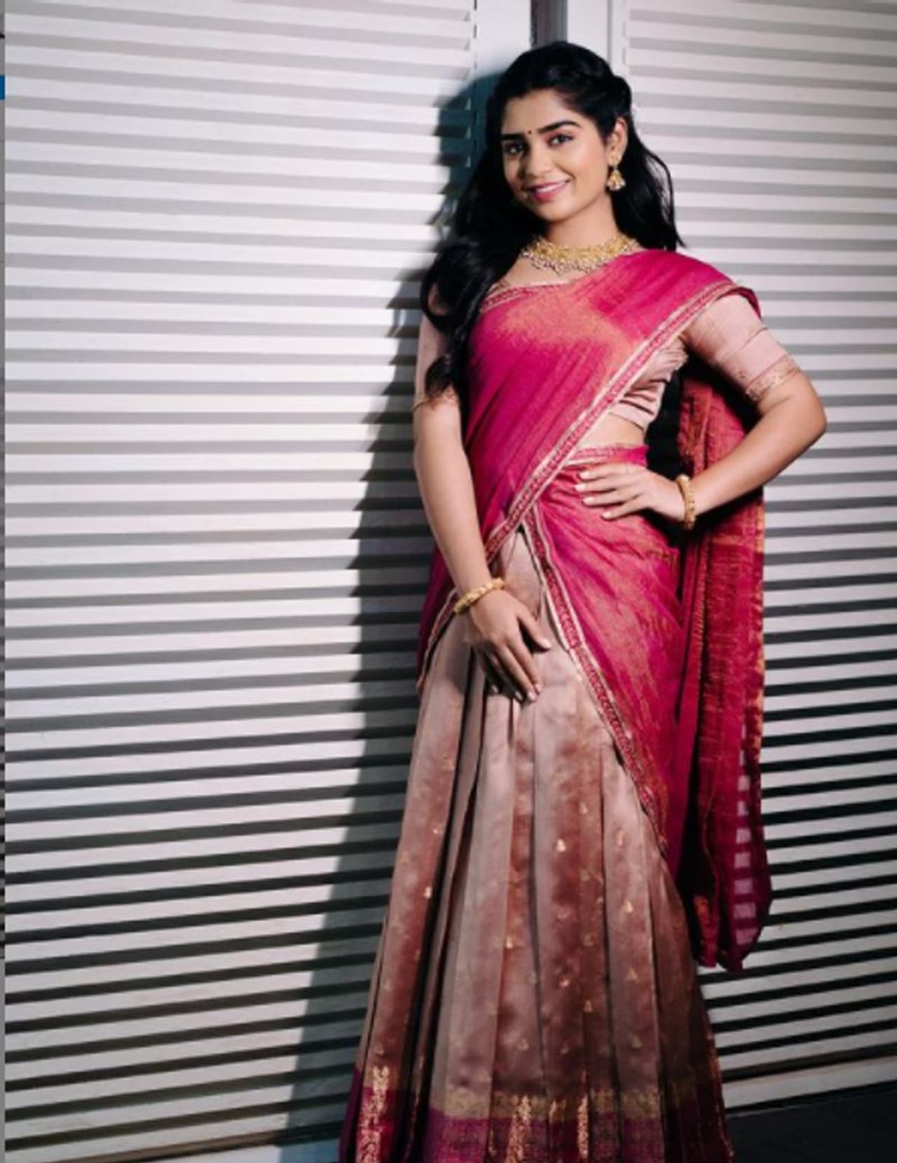 ദാവണി ഉടുത്ത് അതി മനോഹരിയായാണ് ചിത്രങ്ങളിൽ ​ഗൗരി പ്രത്യക്ഷപ്പെട്ടിരിക്കുന്നത്. പൊങ്കലുമായി ബന്ധപ്പെട്ടാണ് പുതിയ ചിത്രം താരം ഷെയർ ചെയ്തത്.