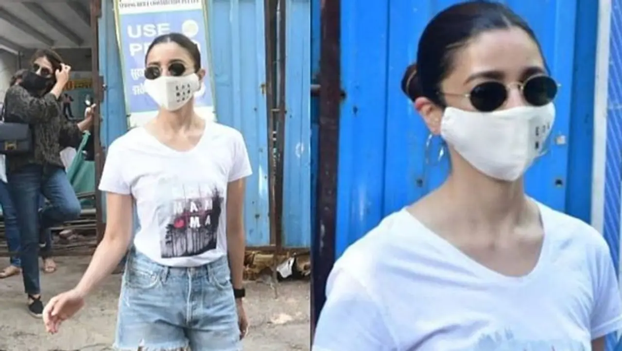 <p>ಈ ಸಮಯದಲ್ಲಿ, ಆಲಿಯಾ ಶಾರ್ಟ್ಸ್‌ ಮತ್ತು ಬಿಳಿ ಟೀ ಶರ್ಟ್‌ ಧರಿಸಿದ್ದರು. ಕೂದಲನ್ನು ಬಿಗಿಯಾಗಿ ಕಟ್ಟಿ ಮುಖಕ್ಕೆ ಮಾಸ್ಕ್‌ ಹಾಗೂ ಗಾಗಲ್ ಜೊತೆ ಕಾಣಿಸಿಕೊಂಡರು ಕಪೂರ್‌ ಫ್ಯಾಮಿಲಿಯ ಭಾವಿ ಸೊಸೆ.&nbsp;</p>