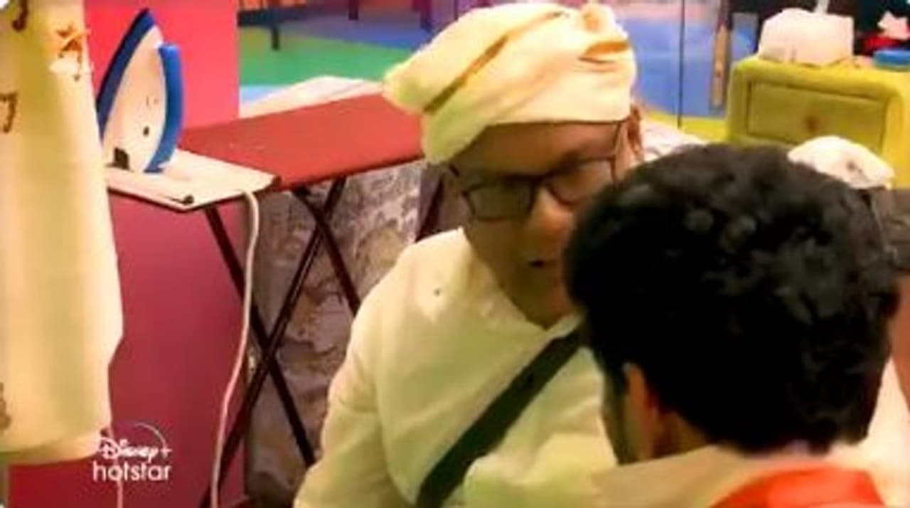 <p>பிக்பாஸ் வீட்டில் ஆரம்ப நாளில் இருந்தே, பல கொளுத்தி போடும் செயல்களை செய்து பிக்பாஸ் வீட்டை பரபரப்பாகவே வைத்திருந்த சுரேஷ் சக்ரவர்த்தி, திடீர் என அமைதியானதால் பிக்பாஸ் வீட்டில் இருந்து வெளியேரினார். </p> <p>பிக்பாஸ் வீட்டில் ஆரம்ப நாளில் இருந்தே, பல கொளுத்தி போடும் செயல்களை செய்து பிக்பாஸ் வீட்டை பரபரப்பாகவே வைத்திருந்த சுரேஷ் சக்ரவர்த்தி, திடீர் என அமைதியானதால் பிக்பாஸ் வீட்டில் இருந்து வெளியேரினார். </p>