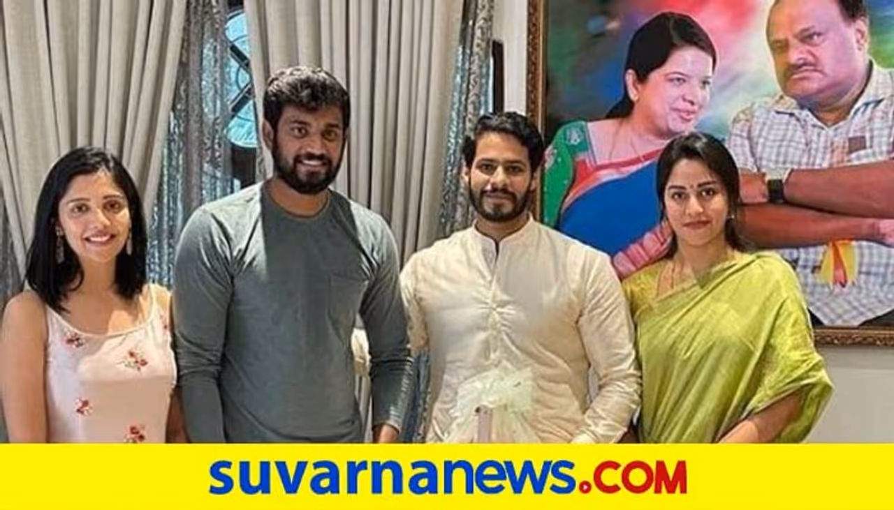 <p>ಮದುವೆಗೆ ನನ್ನನ್ನು ಮತ್ತು ನನ್ನ ಶ್ರೀಮತಿಯನ್ನ ಪ್ರೀತಿಯಿಂದ ಆಹ್ವಾನಿಸಿದರು. ಚಿತ್ರರಂಗದಿಂದಲೇ ಪರಿಚಿತರಾಗಿ ಈಗ ಜೀವನ ಸಂಗಾತಿಗಳಾಗುತ್ತಿರುವ ಈ ಜೋಡಿಗೆ ಪ್ರೀತಿಯ ಶುಭಾಶಯಗಳು. ಜೊತೆಗೆ ನಿಮ್ಮ ಹಾರೈಕೆಗಳು ಇವರಿಬ್ಬರ ಮೇಲಿರಲಿ.</p>