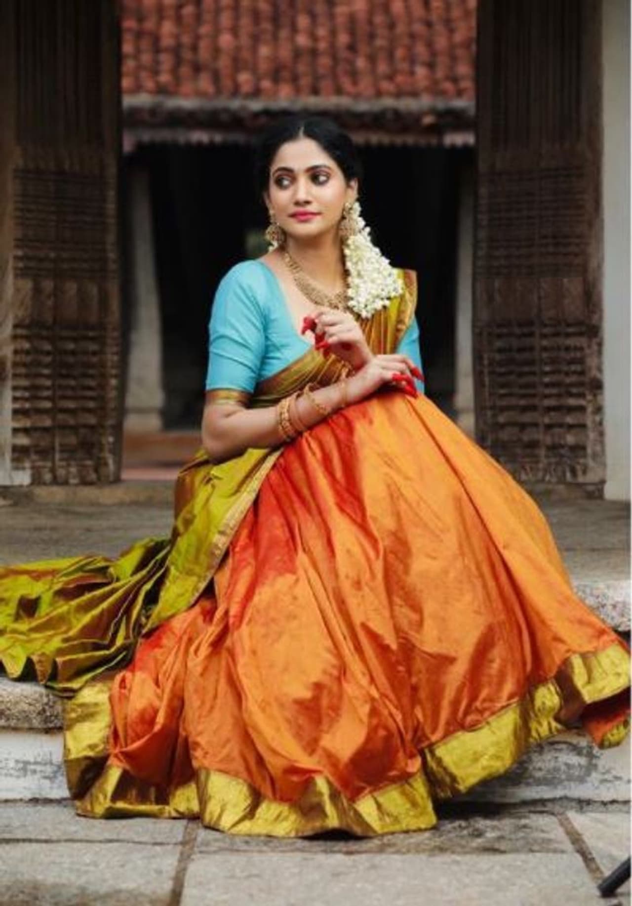 <h2> </h2><p>பிக்பாஸ் வீட்டின் உள்ளே இருந்த பிரபலங்களில் ரசிகர்களையும், மக்களையும் அதிகப்படியாக கவர்ந்த பிரபலங்களில் இலங்கை செய்தி வாசிப்பாளர் லாஸ்லியாவும் ஒருவர். குறிப்பாக பிக்பாஸ் சீசன் 3 நிகழ்ச்சியில், இவருக்கு தான் முதல் முதலில் ஆர்மி ஆரம்பிக்கப்பட்டது.</p> <h2> </h2><p>பிக்பாஸ் வீட்டின் உள்ளே இருந்த பிரபலங்களில் ரசிகர்களையும், மக்களையும் அதிகப்படியாக கவர்ந்த பிரபலங்களில் இலங்கை செய்தி வாசிப்பாளர் லாஸ்லியாவும் ஒருவர். குறிப்பாக பிக்பாஸ் சீசன் 3 நிகழ்ச்சியில், இவருக்கு தான் முதல் முதலில் ஆர்மி ஆரம்பிக்கப்பட்டது.</p>