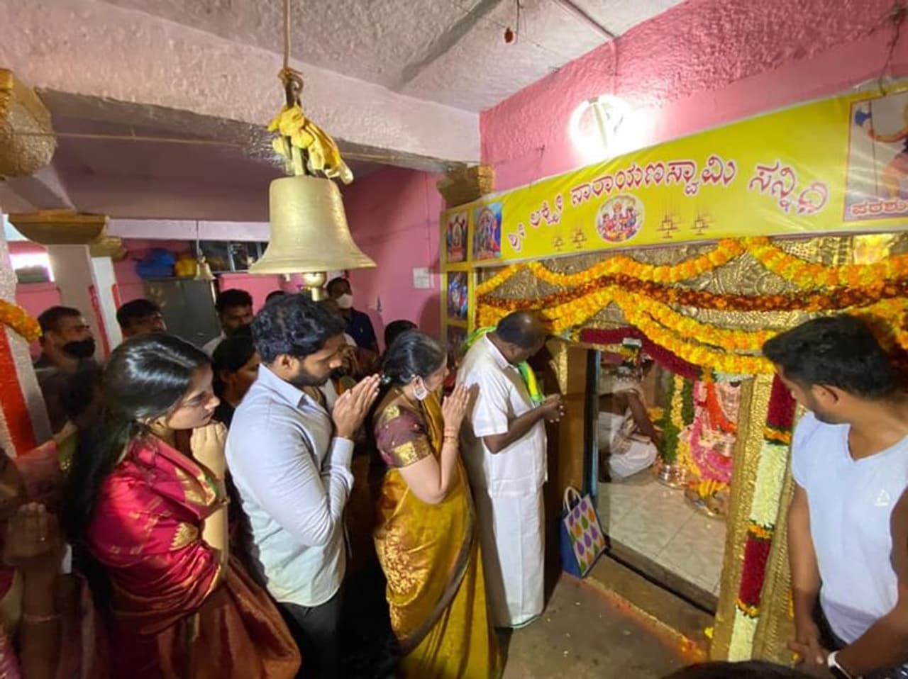 <p><br />ರಾಮನಗರ ತಾಲ್ಲೂಕಿನ ಜಾಲಮಂಗಲದ ಲಕ್ಷ್ಮಿ ನಾರಾಯಣಸ್ವಾಮಿ ದೇಗುಲದಲ್ಲಿ ಶುಕ್ರವಾರ ಕುಟುಂಬದೊಂದಿಗೆ ಪೂಜೆ ಸಲ್ಲಿಸಿದ ಎಚ್.ಡಿ. ಕುಮಾರಸ್ವಾಮಿ</p> <p><br />ರಾಮನಗರ ತಾಲ್ಲೂಕಿನ ಜಾಲಮಂಗಲದ ಲಕ್ಷ್ಮಿ ನಾರಾಯಣಸ್ವಾಮಿ ದೇಗುಲದಲ್ಲಿ ಶುಕ್ರವಾರ ಕುಟುಂಬದೊಂದಿಗೆ ಪೂಜೆ ಸಲ್ಲಿಸಿದ ಎಚ್.ಡಿ. ಕುಮಾರಸ್ವಾಮಿ</p>