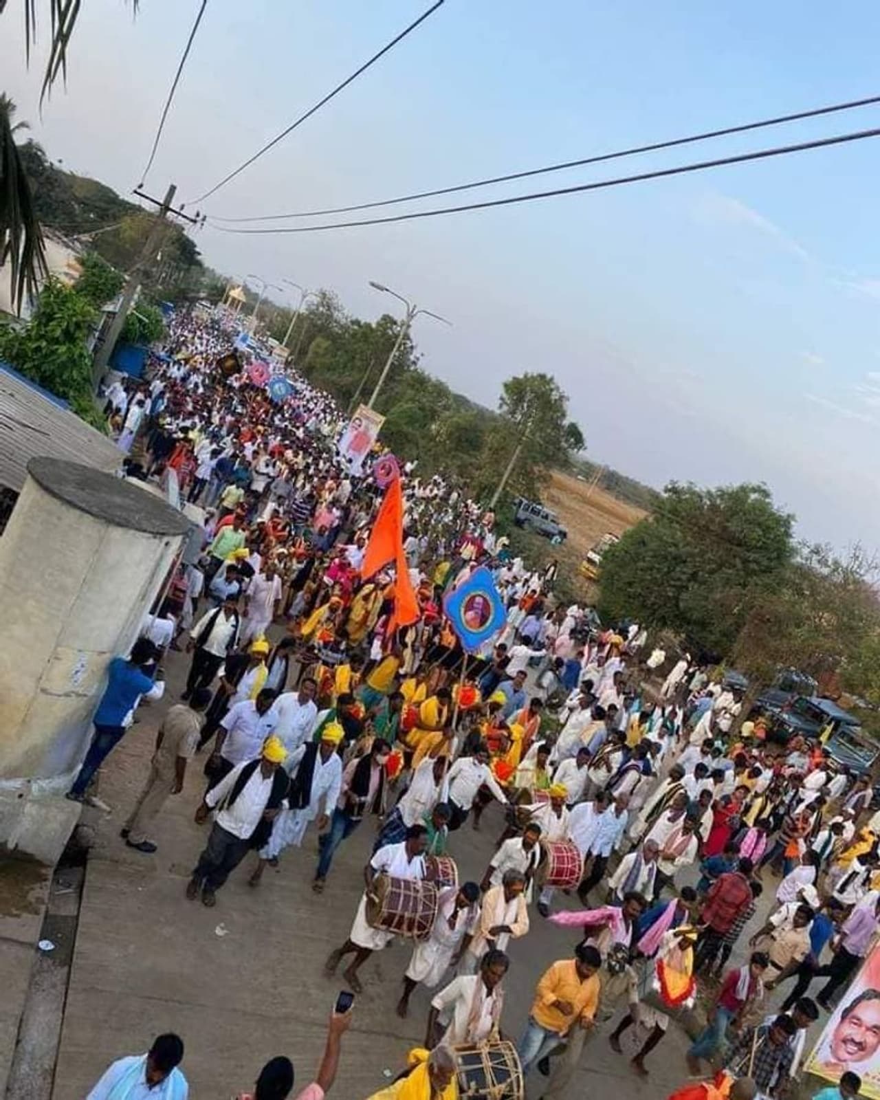 <p>ಕುರುಬ ಸಮುದಾಯಕ್ಕೆ ಎಸ್ಟಿ ಮೀಸಲಾತಿ ಹೋರಾಟದ ಪಾದಯಾತ್ರೆ ಆರಂಭವಾಗಿದೆ. </p> <p>ಕುರುಬ ಸಮುದಾಯಕ್ಕೆ ಎಸ್ಟಿ ಮೀಸಲಾತಿ ಹೋರಾಟದ ಪಾದಯಾತ್ರೆ ಆರಂಭವಾಗಿದೆ. </p>