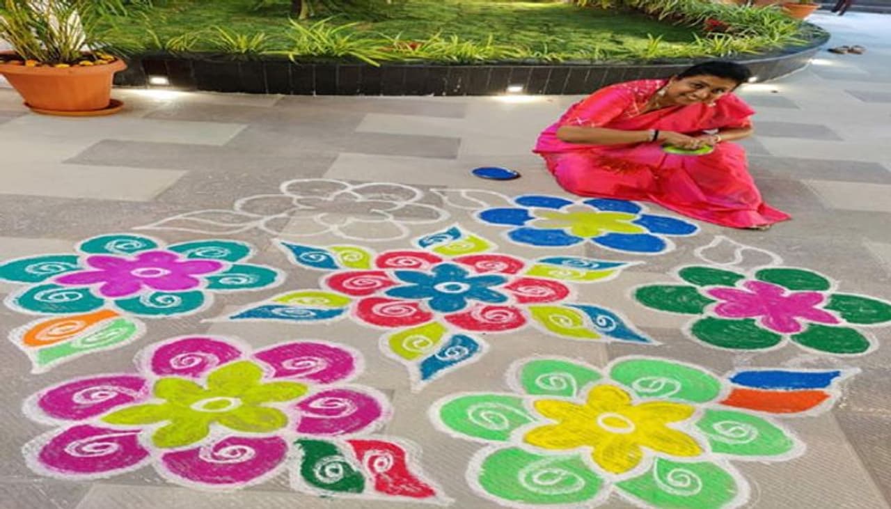 <p>నగరి ఎమ్మెల్యే, సినీ నటి రోజా సంక్రాంతి సంబరాలు ఘనంగా జరుపుకున్నారు. తమ భర్త, సెల్వమణి, కూతురు అన్షుమాలిక, కొడుకుతో కలిసి ఆమె సరదాగా గడిపారు.</p> <p>నగరి ఎమ్మెల్యే, సినీ నటి రోజా సంక్రాంతి సంబరాలు ఘనంగా జరుపుకున్నారు. తమ భర్త, సెల్వమణి, కూతురు అన్షుమాలిక, కొడుకుతో కలిసి ఆమె సరదాగా గడిపారు.</p>