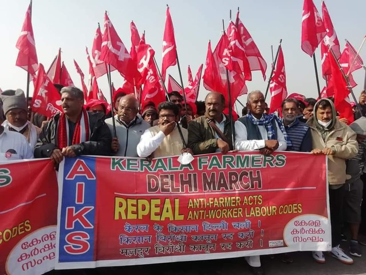 <p>മോദി സര്ക്കാര് കര്ഷകരെ വഞ്ചിച്ച കോര്പ്പറേറ്റുകളെ സഹായിക്കുമ്പോള് കേരളത്തിലെ ഇടതുസര്ക്കാര് കര്ഷകര്ക്കൊപ്പമാണ് നിലയുറപ്പിക്കുന്നതെന്ന് കെ എന് ബാലഗോപാലന് പറഞ്ഞു. </p> <p>മോദി സര്ക്കാര് കര്ഷകരെ വഞ്ചിച്ച കോര്പ്പറേറ്റുകളെ സഹായിക്കുമ്പോള് കേരളത്തിലെ ഇടതുസര്ക്കാര് കര്ഷകര്ക്കൊപ്പമാണ് നിലയുറപ്പിക്കുന്നതെന്ന് കെ എന് ബാലഗോപാലന് പറഞ്ഞു. </p>