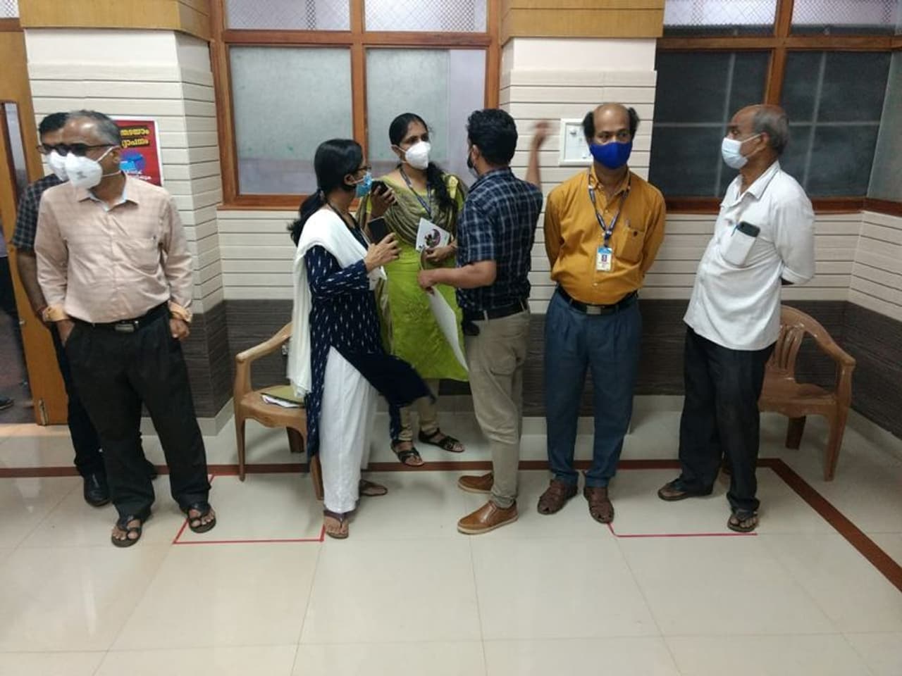 <p>ഒരു ബൂത്തിൽ ഒരു വാക്സിൻ മാത്രമേ നൽകാവൂ. ഇത് തന്നെയാവണം രണ്ടാം തവണയും നൽകേണ്ടത്. 28 ദിവസത്തെ ഇടവേളയിലാണ് 2 ഡോസുകൾ സ്വീകരിക്കേണ്ടത്. വാക്സിൻ സ്വീകരിച്ച ശേഷം നേരിയപനിയോ, ശരീരവേദനയോ ഉണ്ടെങ്കിൽ ആശങ്കപ്പെടേണ്ടതില്ലെന്ന് ആരോഗ്യ മന്ത്രാലയം അറിയിച്ചു. </p> <p>ഒരു ബൂത്തിൽ ഒരു വാക്സിൻ മാത്രമേ നൽകാവൂ. ഇത് തന്നെയാവണം രണ്ടാം തവണയും നൽകേണ്ടത്. 28 ദിവസത്തെ ഇടവേളയിലാണ് 2 ഡോസുകൾ സ്വീകരിക്കേണ്ടത്. വാക്സിൻ സ്വീകരിച്ച ശേഷം നേരിയപനിയോ, ശരീരവേദനയോ ഉണ്ടെങ്കിൽ ആശങ്കപ്പെടേണ്ടതില്ലെന്ന് ആരോഗ്യ മന്ത്രാലയം അറിയിച്ചു. </p>