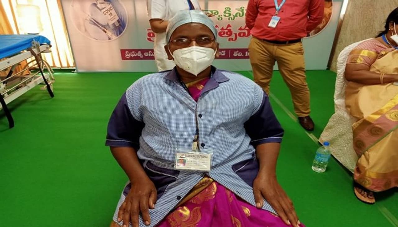 <p>ఆంధ్రప్రదేశ్ రాష్ట్రంలో మొదటి వ్యాక్సిన్ ఆరోగ్య శాఖ స్వీపర్ బి. పుష్పకుమారి వేయించుకున్నారు.</p> <p>ఆంధ్రప్రదేశ్ రాష్ట్రంలో మొదటి వ్యాక్సిన్ ఆరోగ్య శాఖ స్వీపర్ బి. పుష్పకుమారి వేయించుకున్నారు.</p>