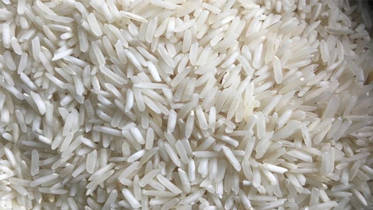 <p>ಸರಿಯಾಗಿ ದಾಸ್ತಾನು ಮಾಡದಿದ್ದಲ್ಲಿ, ಅಕ್ಕಿಯಲ್ಲಿ ಹುಳ ಅಥವಾ ಕೀಟಗಳ ಹೆಚ್ಚಾಗಬಹುದು. ಬಿಳಿ ಅಕ್ಕಿಯು ಕಂದು ಅಕ್ಕಿಗಿಂತಲೂ ದೀರ್ಘಬಾಳಿಕೆಯನ್ನು ಹೊಂದಿದೆ. ಏಕೆಂದರೆ ಕಂದು ಅಕ್ಕಿಯಲ್ಲಿ ಎಣ್ಣೆಯ ಅಂಶ ಅಧಿಕವಾಗಿದ್ದು, ಇದು ದೀರ್ಘಾವಧಿವರೆಗೆ ಬಾಳಿಕೆ ಬರುವುದಿಲ್ಲ. </p> <p>ಸರಿಯಾಗಿ ದಾಸ್ತಾನು ಮಾಡದಿದ್ದಲ್ಲಿ, ಅಕ್ಕಿಯಲ್ಲಿ ಹುಳ ಅಥವಾ ಕೀಟಗಳ ಹೆಚ್ಚಾಗಬಹುದು. ಬಿಳಿ ಅಕ್ಕಿಯು ಕಂದು ಅಕ್ಕಿಗಿಂತಲೂ ದೀರ್ಘಬಾಳಿಕೆಯನ್ನು ಹೊಂದಿದೆ. ಏಕೆಂದರೆ ಕಂದು ಅಕ್ಕಿಯಲ್ಲಿ ಎಣ್ಣೆಯ ಅಂಶ ಅಧಿಕವಾಗಿದ್ದು, ಇದು ದೀರ್ಘಾವಧಿವರೆಗೆ ಬಾಳಿಕೆ ಬರುವುದಿಲ್ಲ. </p>