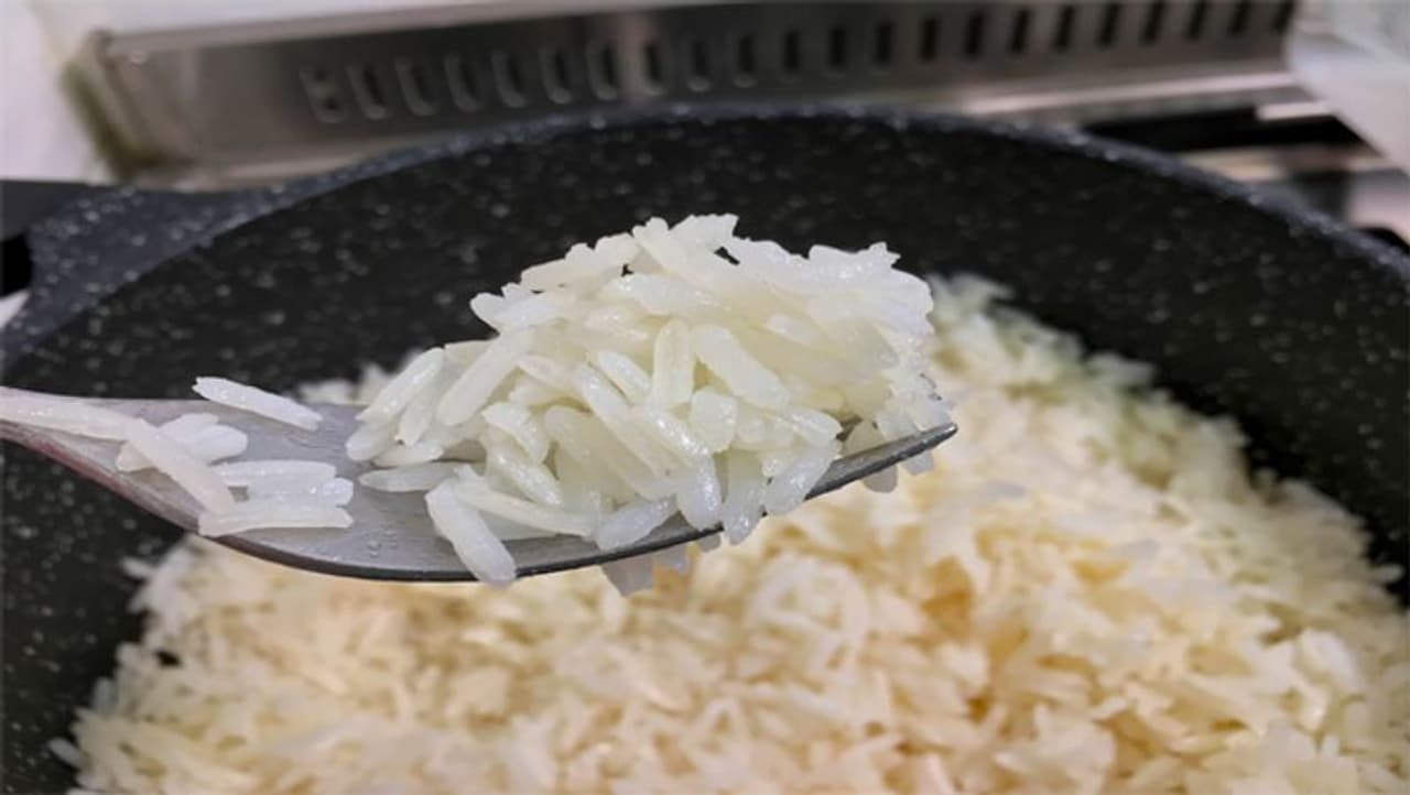 <p>మన దగ్గర అందరం దాదాపు భోజనంగా అన్నమే తింటాం. ఉదయం, రాత్రి రెండుపూటలా అన్నం వండుకొని తినేస్తాం. అయితే.. ఒక్కోసారి ఎక్కువగా మిగిలిపోతూ ఉంటుంది. దీంతో చాలా మంది దానిని ఫ్రిడ్జ్ లో పెట్టి తరువాతి రోజు తింటారు. లేదా.. ఏ ఆవు లాంటి జంతువుకో పెట్టేస్తారు. లేదంటే పడేస్తారు. అయితే.. ఆ అన్నం ఆరోగ్యానికి చాలా ఉపయోగకరమని నిపుణులు చెబుతున్నారు.</p> <p>మన దగ్గర అందరం దాదాపు భోజనంగా అన్నమే తింటాం. ఉదయం, రాత్రి రెండుపూటలా అన్నం వండుకొని తినేస్తాం. అయితే.. ఒక్కోసారి ఎక్కువగా మిగిలిపోతూ ఉంటుంది. దీంతో చాలా మంది దానిని ఫ్రిడ్జ్ లో పెట్టి తరువాతి రోజు తింటారు. లేదా.. ఏ ఆవు లాంటి జంతువుకో పెట్టేస్తారు. లేదంటే పడేస్తారు. అయితే.. ఆ అన్నం ఆరోగ్యానికి చాలా ఉపయోగకరమని నిపుణులు చెబుతున్నారు.</p>