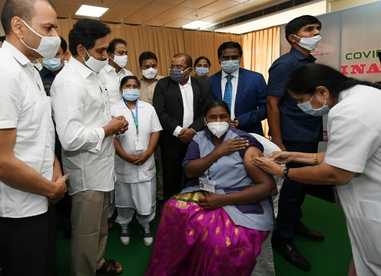 విజయవాడ జిజిహెచ్ లో కరోనా వ్యాక్సినేషన్ ను ప్రారంభించిన సీఎం జగన్ విజయవాడ జిజిహెచ్ లో కరోనా వ్యాక్సినేషన్ ను ప్రారంభించిన సీఎం జగన్