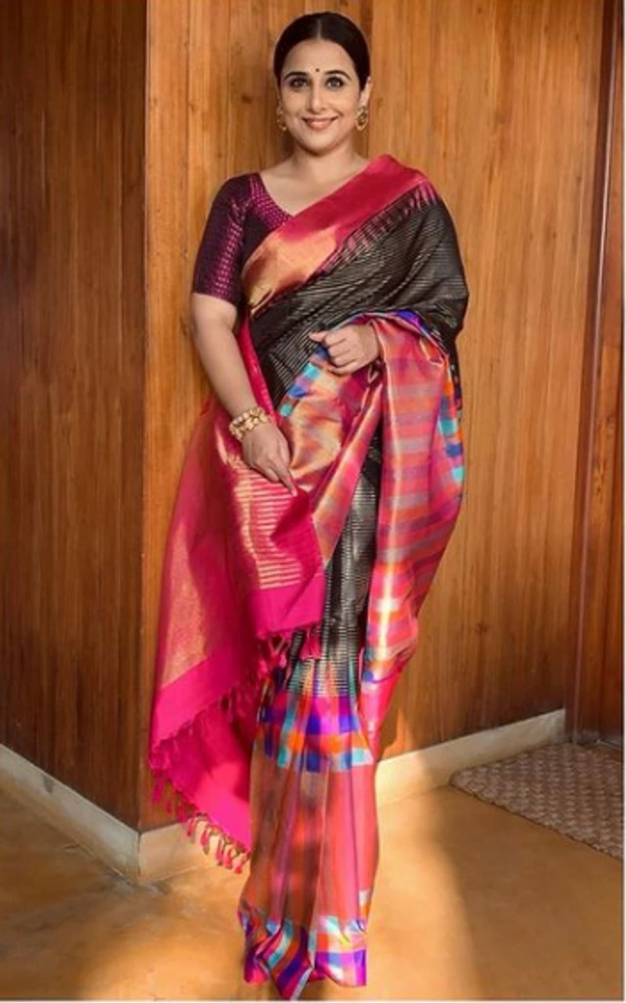 <p>ಈ ವಾರದ ಆರಂಭದಲ್ಲಿ ಮುಂಬಯಿಯಲ್ಲಿ ನಡೆದ ವಿವಾಹದಲ್ಲಿ ಸೀರೆಯುಟ್ಟು ಭಾಗವಹಿಸಿದ್ದರು ವಿದ್ಯಾ ಬಾಲನ್. ಸಾಂಪ್ರದಾಯಿಕ ಸೀರೆಯಲ್ಲಿ ಕ್ಯೂಟ್ ಆಗಿತ್ತು ವಿದ್ಯಾ ಬಾಲನ್ ಲುಕ್.</p> <p>ಈ ವಾರದ ಆರಂಭದಲ್ಲಿ ಮುಂಬಯಿಯಲ್ಲಿ ನಡೆದ ವಿವಾಹದಲ್ಲಿ ಸೀರೆಯುಟ್ಟು ಭಾಗವಹಿಸಿದ್ದರು ವಿದ್ಯಾ ಬಾಲನ್. ಸಾಂಪ್ರದಾಯಿಕ ಸೀರೆಯಲ್ಲಿ ಕ್ಯೂಟ್ ಆಗಿತ್ತು ವಿದ್ಯಾ ಬಾಲನ್ ಲುಕ್.</p>