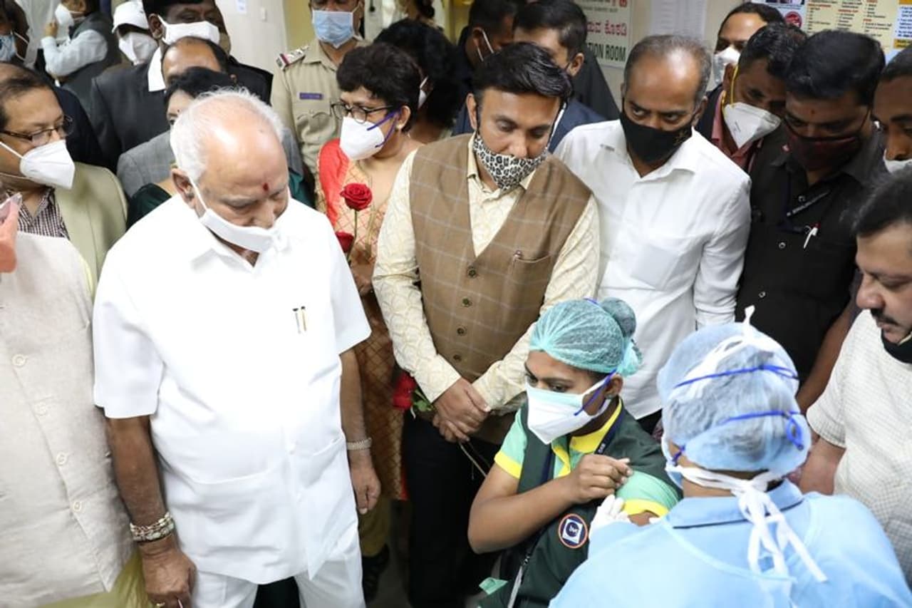 <p>ಬೆಂಗಳೂರು ಮೆಡಿಕಲ್ ಕಾಲೇಜಿನ ಪಿಎಂಎಸ್ ಎಸ್‍ವೈ ಆಸ್ಪತ್ರೆಯಲ್ಲಿ ಕೊರೋನಾ ಲಸಿಕೆ ಅಭಿಯಾನಕ್ಕೆ ಪ್ರಧಾನಿ ನರೇಂದ್ರ ಮೋದಿ ಹಾಗೂ ಮುಖ್ಯಮಂತ್ರಿ ಬಿ.ಎಸ್.ಯಡಿಯೂರಪ್ಪ ಚಾಲನೆ ನೀಡಿದರು.</p>