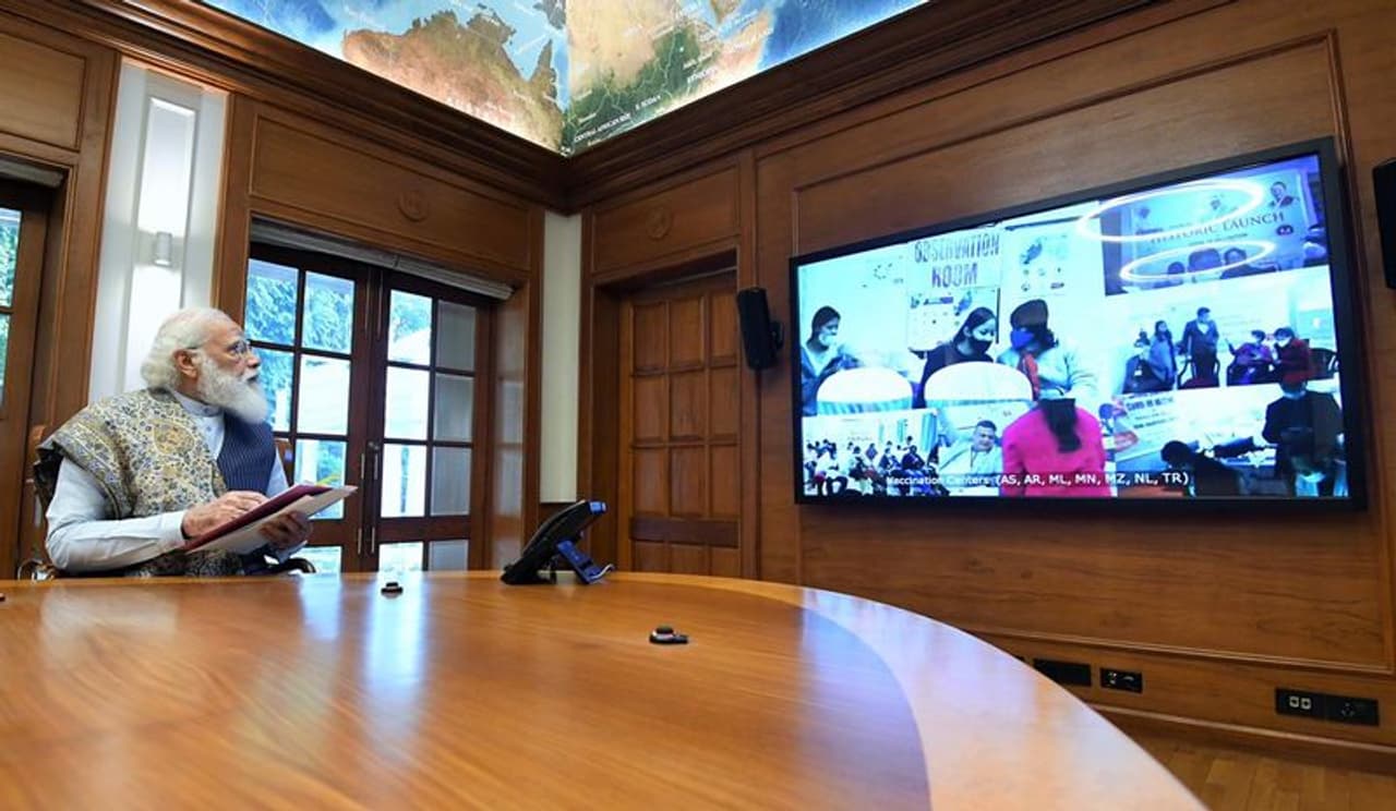 <p>ಭಾರತದಲ್ಲಿ ವಾಕ್ಸಿನೇಷನ್‌ಗೆ ಚಾಲನೆ ನೀಡಿದ ಪ್ರಧಾನಿ ನರೇಂದ್ರ ಮೋದಿ ಬಳಿಕ ಲೈವ್ ಮೂಲಕ ದೇಶದ ಎಲ್ಲಾ ಲಸಿಕಾ ಕೇಂದ್ರಗಳ ಮೇಲ್ವಿಚಾರಣೆ ಮಾಡಿದರು.</p>