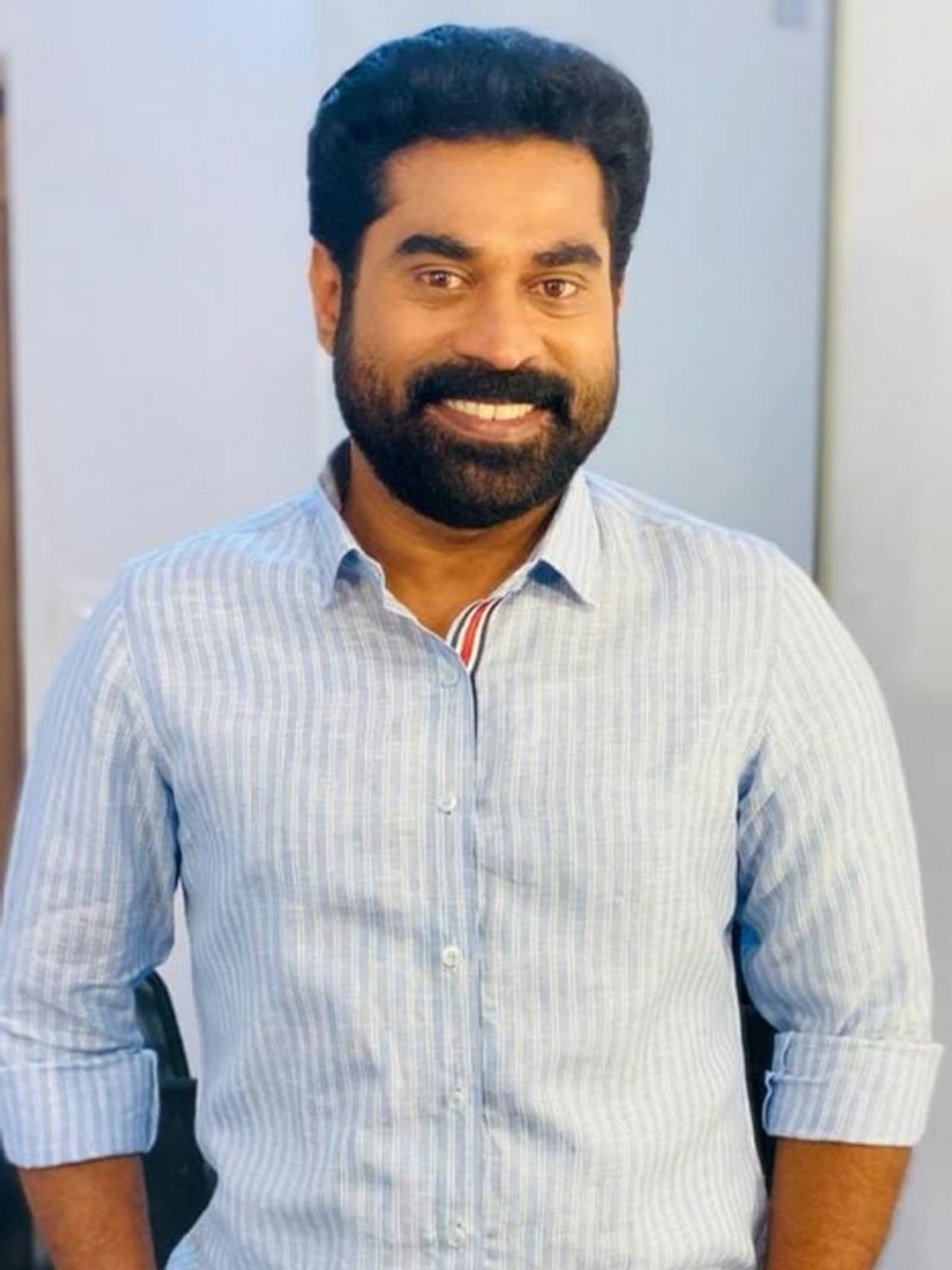 <p>സുരാജ് വെഞ്ഞാറമൂട് പ്രധാന കഥാപാത്രമാകുന്ന പുതിയ സിനിമയാണ് ലിക്കര് ഐലന്റ്.</p> <p>സുരാജ് വെഞ്ഞാറമൂട് പ്രധാന കഥാപാത്രമാകുന്ന പുതിയ സിനിമയാണ് ലിക്കര് ഐലന്റ്.</p>