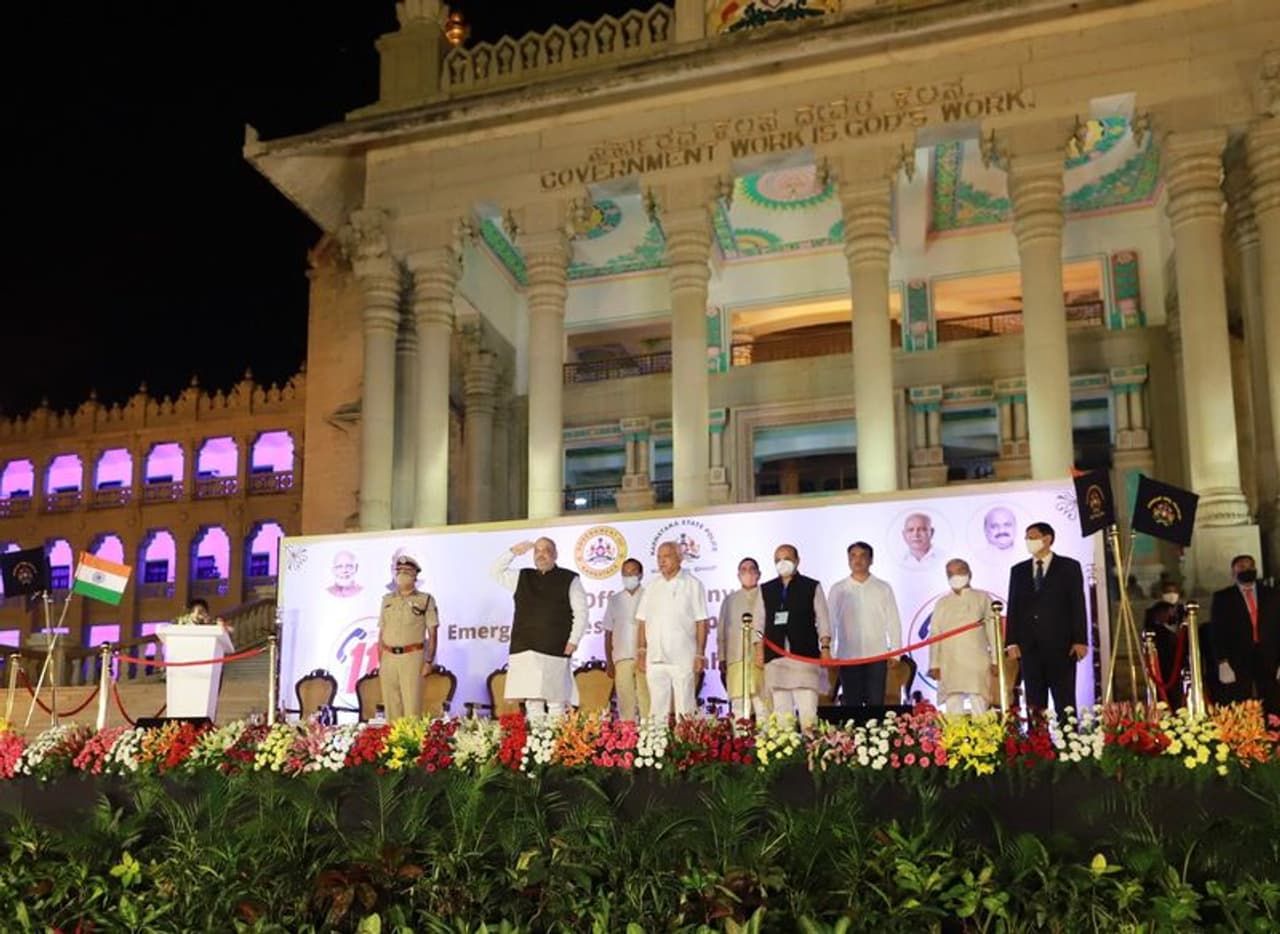 <p>2017ರಲ್ಲಿ ತುರ್ತು ಸೇವೆಗಳಿಗೆ ಡಯಲ್ 100 ನಿಂದ ಪ್ರೇರಣೆ ಪಡೆದು ಬೆಂಗಳೂರು ನಗರಕ್ಕೆ ಸಿಮೀತವಾಗಿ ‘ನಮ್ಮ 100’ ಆರಂಭಿಸಲಾಗಿತ್ತು. ‘ನಮ್ಮ 100’ ಅಡಿ 278 ತುರ್ತು ವಾಹನಗಳು ಕಾರ್ಯನಿರ್ವಹಿಸುತ್ತಿವೆ. ಎರಡು ವರ್ಷಗಳ ಹಿಂದೆ ಪ್ರಧಾನಮಂತ್ರಿ ನರೇಂದ್ರ ಮೋದಿಯವರು ‘ಒನ್ ನೇಷನ್ ಒನ್ ನಂಬರ್’ ಅಡಿ 100 (ಪೋಲಿಸ್), 101 (ಅಗ್ನಿಶಾಮಕ), 103 (ಟ್ರಾಫಿಕ್), 108 (ಆ್ಯಂಬುಲೆನ್ಸ್), 109 (ಮಹಿಳಾ ದೌರ್ಜನ್ಯ), 1098 (ಮಕ್ಕಳ ಸಹಾಯವಾಣಿ) ಸಂಖ್ಯೆಗಳನ್ನು ಒಂದೇ ಸೂರಿನಡಿ ತರಲು 112 ಸಹಾಯವಾಣಿಯನ್ನು ಆರಂಭಿಸಿದ್ದಾರೆ. </p> <p>2017ರಲ್ಲಿ ತುರ್ತು ಸೇವೆಗಳಿಗೆ ಡಯಲ್ 100 ನಿಂದ ಪ್ರೇರಣೆ ಪಡೆದು ಬೆಂಗಳೂರು ನಗರಕ್ಕೆ ಸಿಮೀತವಾಗಿ ‘ನಮ್ಮ 100’ ಆರಂಭಿಸಲಾಗಿತ್ತು. ‘ನಮ್ಮ 100’ ಅಡಿ 278 ತುರ್ತು ವಾಹನಗಳು ಕಾರ್ಯನಿರ್ವಹಿಸುತ್ತಿವೆ. ಎರಡು ವರ್ಷಗಳ ಹಿಂದೆ ಪ್ರಧಾನಮಂತ್ರಿ ನರೇಂದ್ರ ಮೋದಿಯವರು ‘ಒನ್ ನೇಷನ್ ಒನ್ ನಂಬರ್’ ಅಡಿ 100 (ಪೋಲಿಸ್), 101 (ಅಗ್ನಿಶಾಮಕ), 103 (ಟ್ರಾಫಿಕ್), 108 (ಆ್ಯಂಬುಲೆನ್ಸ್), 109 (ಮಹಿಳಾ ದೌರ್ಜನ್ಯ), 1098 (ಮಕ್ಕಳ ಸಹಾಯವಾಣಿ) ಸಂಖ್ಯೆಗಳನ್ನು ಒಂದೇ ಸೂರಿನಡಿ ತರಲು 112 ಸಹಾಯವಾಣಿಯನ್ನು ಆರಂಭಿಸಿದ್ದಾರೆ. </p>