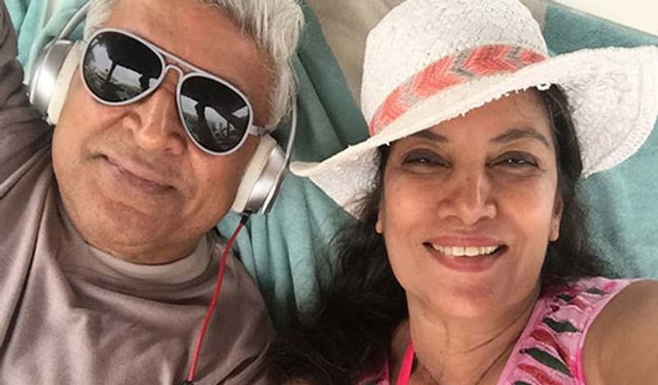 <p>ಜಾವೇದ್ ಅಖ್ತರ್ ಹಾಗೂ ನಟಿ ಶಬಾನಾ ಅಜ್ಮಿ ಪ್ರೇಮಕಥೆ ಸಾಕಷ್ಟು ಇಂಟರೆಸ್ಟಿಂಗ್ ಆಗಿದೆ. ಇಬ್ಬರು ಮೊದಲು ನಟಿಯ ತಂದೆ ಕೈಫಿ ಅಜ್ಮಿ ಸಾಹೇಬ್ ಅವರ ಮನೆಯಲ್ಲಿ ಭೇಟಿಯಾದರು. ಆ ಸಮಯದಲ್ಲಿ ಕವನಗಳಿಗೆ ಸಂಬಂಧಿಸಿದಂತೆ ಅವರನ್ನು ಭೇಟಿ ಮಾಡುತ್ತಿದ್ದರು.</p> <p>ಜಾವೇದ್ ಅಖ್ತರ್ ಹಾಗೂ ನಟಿ ಶಬಾನಾ ಅಜ್ಮಿ ಪ್ರೇಮಕಥೆ ಸಾಕಷ್ಟು ಇಂಟರೆಸ್ಟಿಂಗ್ ಆಗಿದೆ. ಇಬ್ಬರು ಮೊದಲು ನಟಿಯ ತಂದೆ ಕೈಫಿ ಅಜ್ಮಿ ಸಾಹೇಬ್ ಅವರ ಮನೆಯಲ್ಲಿ ಭೇಟಿಯಾದರು. ಆ ಸಮಯದಲ್ಲಿ ಕವನಗಳಿಗೆ ಸಂಬಂಧಿಸಿದಂತೆ ಅವರನ್ನು ಭೇಟಿ ಮಾಡುತ್ತಿದ್ದರು.</p>