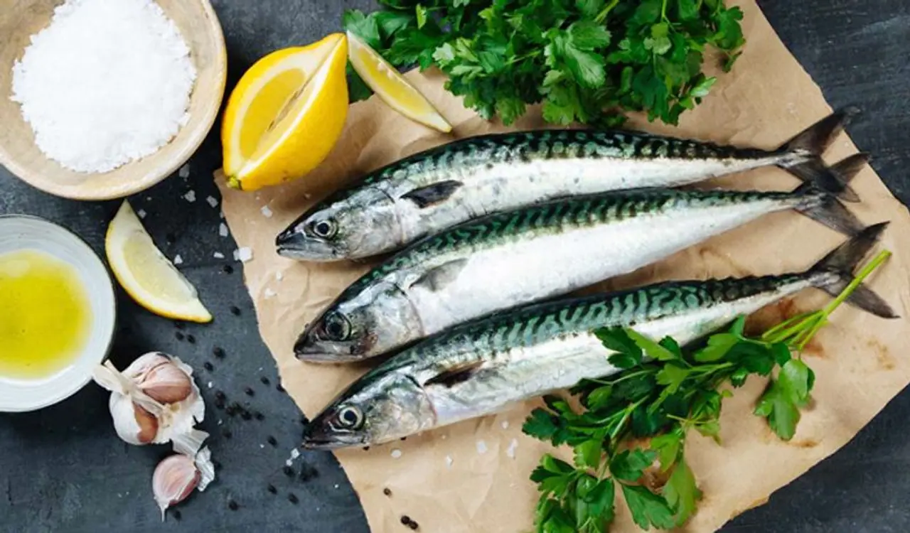 <p>ಎಣ್ಣೆಯುಕ್ತ ಮೀನುಗಳನ್ನು ವಾರಕ್ಕೆ 2 ಬಾರಿ ಸೇವನೆ ಮಾಡುವುದರಿಂದ ಲಾಭಕಾರಿ.<br />ಸಂಶೋಧಕರು ಹೇಳುವಂತೆ ಹೃದ್ರೋಗ ಹೊಂದಿರುವವರು ವಾರಕ್ಕೆ ಕನಿಷ್ಠ 2 ಬಾರಿಯಾದರೂ ಮೀನುಗಳನ್ನು ತಿನ್ನಬೇಕು, ಆದರೆ ಎಣ್ಣೆಯುಕ್ತ ಮೀನುಗಳಾದ ಸಾಲ್ಮನ್, ಟುನಾ ಮತ್ತು ಸಾರ್ಡಿನ್ ಮತ್ತು ಕಾಡ್ಗಳು ಒಮೆಗಾ 3 ಕೊಬ್ಬಿನ ಆಮ್ಲಗಳನ್ನು ಸಮೃದ್ಧವಾಗಿ ಹೊಂದಿವೆ.&nbsp;</p>