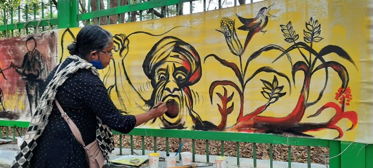 <p><br />പാലക്കാട് കോട്ട മൈതാനത്ത് വച്ച നടത്തിയ ധര്ത്തീ ചിത്ര് എന്ന ചിത്ര രചനയില് നിന്ന്. </p> <p><br />പാലക്കാട് കോട്ട മൈതാനത്ത് വച്ച നടത്തിയ ധര്ത്തീ ചിത്ര് എന്ന ചിത്ര രചനയില് നിന്ന്. </p>