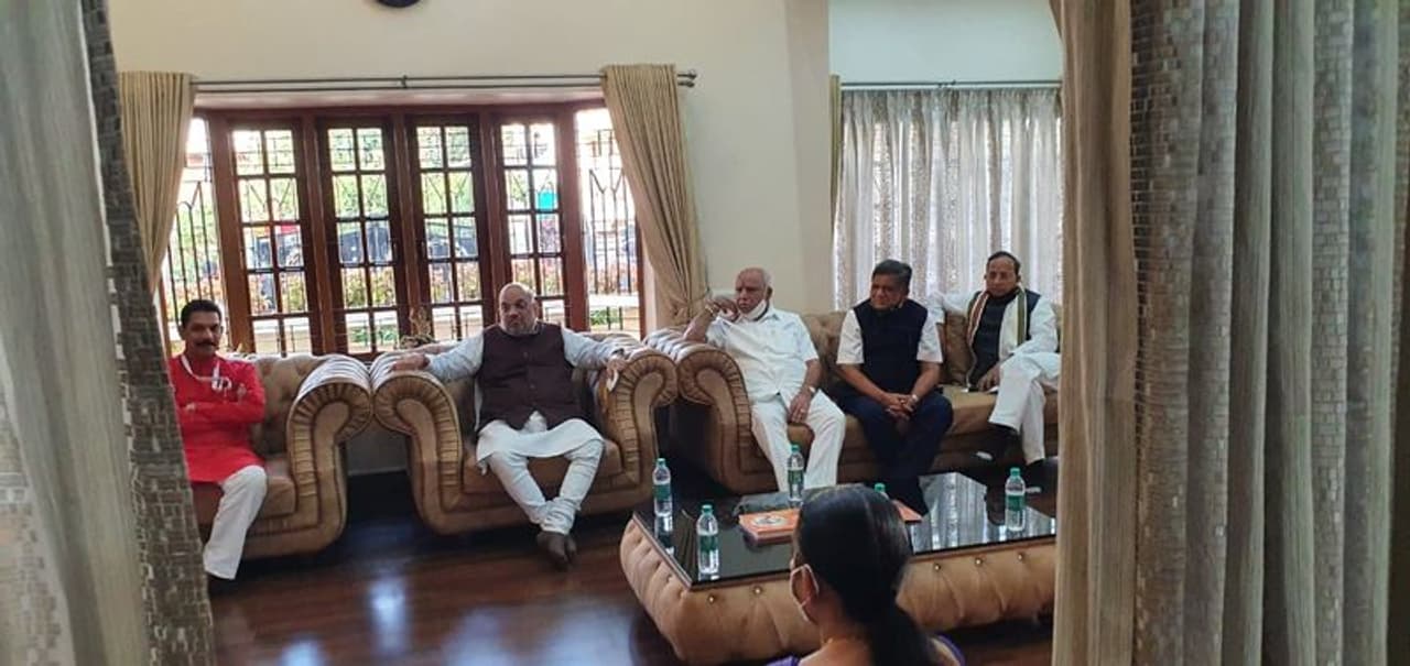 <p>ಬೆಳಗಾವಿಯ ವಿಶ್ವೇಶ್ವರ ನಗರದ ಸಂಪಿಗೆ ರಸ್ತೆಯಲ್ಲಿರುವ ಕೇಂದ್ರ ರೇಲ್ವೆ ಖಾತೆ ರಾಜ್ಯ ಸಚಿವರಾಗಿದ್ದ ದಿ.ಸುರೇಶ್ ಅಂಗಡಿಯವರ ನಿವಾಸ “ಸ್ಫೂರ್ತಿ” ಗೆ ಭಾನುವಾರ ಕೇಂದ್ರ ಗೃಹ ಸಚಿವರಾದ ಅಮಿತ್ ಶಾ ಭೇಟಿ ನೀಡಿದರು.</p> <p>ಬೆಳಗಾವಿಯ ವಿಶ್ವೇಶ್ವರ ನಗರದ ಸಂಪಿಗೆ ರಸ್ತೆಯಲ್ಲಿರುವ ಕೇಂದ್ರ ರೇಲ್ವೆ ಖಾತೆ ರಾಜ್ಯ ಸಚಿವರಾಗಿದ್ದ ದಿ.ಸುರೇಶ್ ಅಂಗಡಿಯವರ ನಿವಾಸ “ಸ್ಫೂರ್ತಿ” ಗೆ ಭಾನುವಾರ ಕೇಂದ್ರ ಗೃಹ ಸಚಿವರಾದ ಅಮಿತ್ ಶಾ ಭೇಟಿ ನೀಡಿದರು.</p>