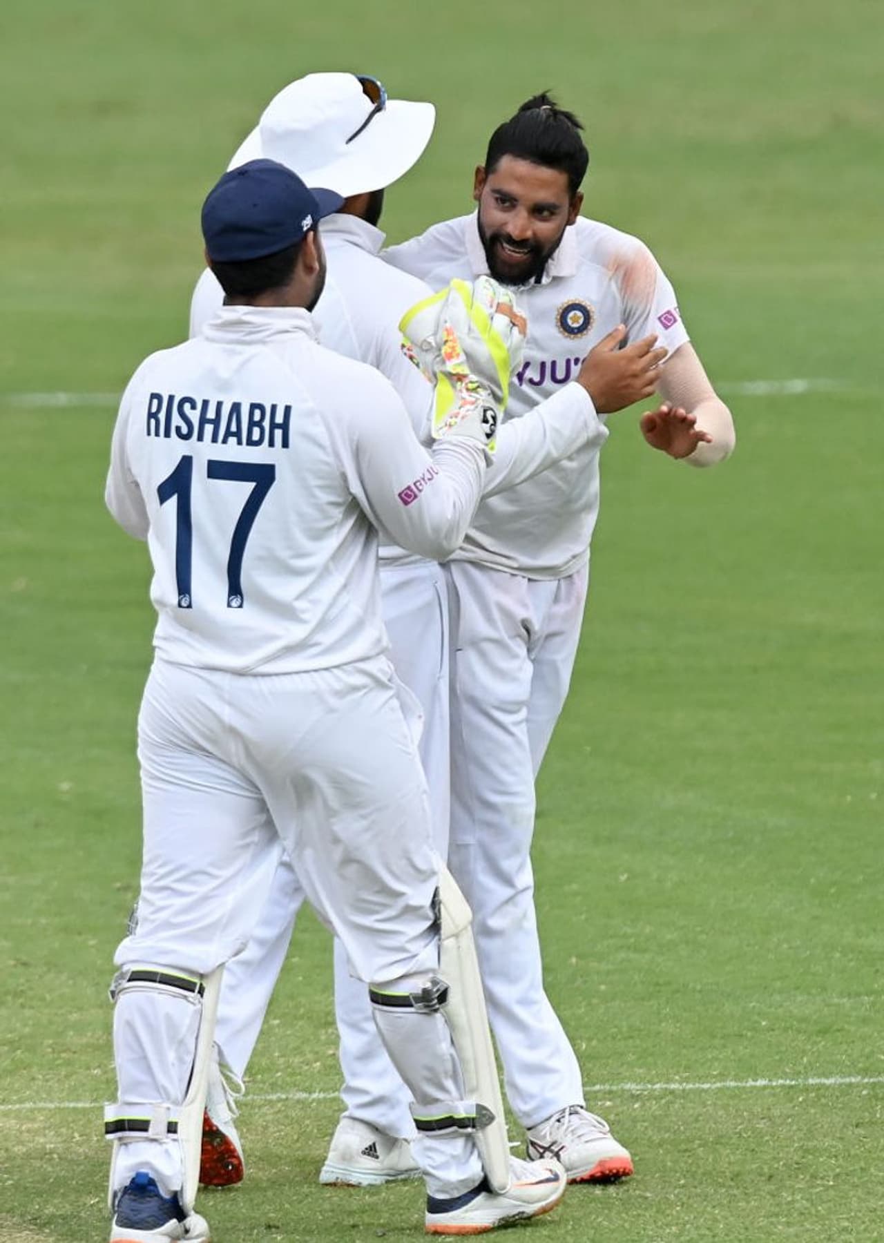 <p>మొదటి టెస్టులో మహ్మద్ షమీ గాయపడడంతో అతని స్థానంలో బాక్సింగ్ డే టెస్టులో ఎంట్రీ ఇచ్చాడు సిరాజ్... </p> <p>మొదటి టెస్టులో మహ్మద్ షమీ గాయపడడంతో అతని స్థానంలో బాక్సింగ్ డే టెస్టులో ఎంట్రీ ఇచ్చాడు సిరాజ్... </p>