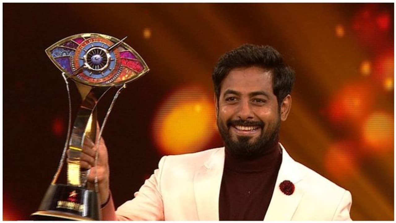 <p>உலகநாயகன் கமல் ஹாசன் தொகுத்து வழங்கி வரும் பிக்பாஸ் நிகழ்ச்சியின் நான்காவது சீசன், சமீபத்தில் முடிவடைந்த நிலையில், ஒரு சில மாதங்களில் 5 ஆவது சீசனை, விரைவில் துவங்க நிகழ்ச்சியாளர்கள் தீவிரம் காட்டி வருகிறார்கள். </p> <p>உலகநாயகன் கமல் ஹாசன் தொகுத்து வழங்கி வரும் பிக்பாஸ் நிகழ்ச்சியின் நான்காவது சீசன், சமீபத்தில் முடிவடைந்த நிலையில், ஒரு சில மாதங்களில் 5 ஆவது சீசனை, விரைவில் துவங்க நிகழ்ச்சியாளர்கள் தீவிரம் காட்டி வருகிறார்கள். </p>