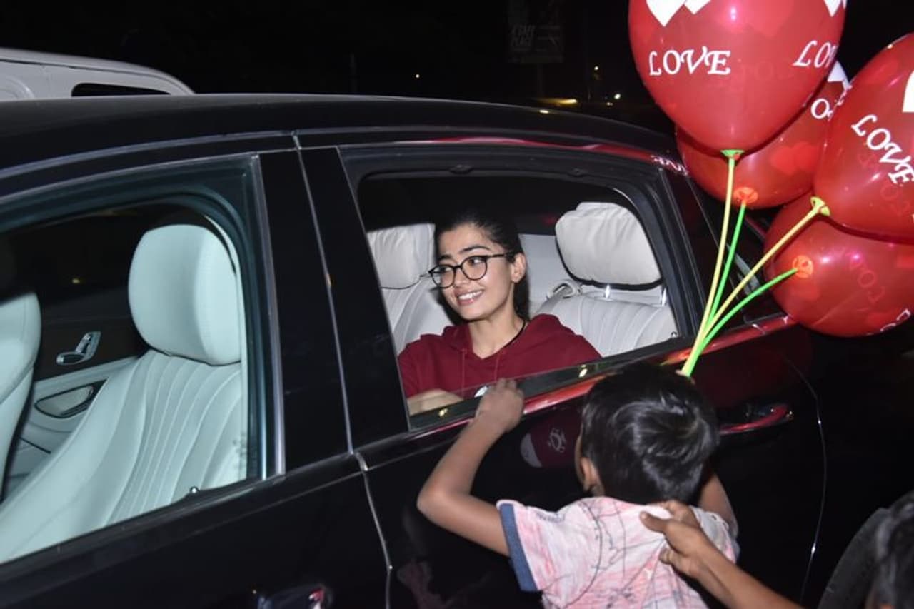 <p>ಸಿದ್ಧಾರ್ಥ್ ಮಲ್ಹೋತ್ರಾಗೆ ಜೋಡಿಯಾಗಿ ಹಿಂದಿ ಸಿನಿಮಾ ಸಹಿ ಮಾಡಿದ ನಂತರ ರಶ್ಮಿಕಾ ಮಂದಣ್ಣ ತುಂಬಾನೇ ಟ್ರಾವೆಲ್ ಮಾಡುತ್ತಿದ್ದಾರೆ.</p>