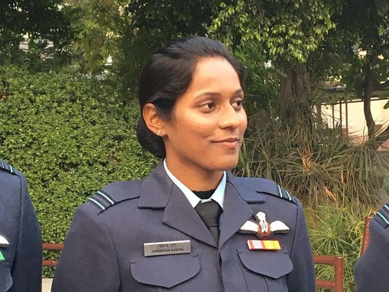 <p>ಫೈಟರ್ ಜೆಟ್ ವಿಮಾನ ಹಾರಿಸಲು ಅರ್ಹತೆ ಪಡೆದ ಮೊದಲ ಭಾರತೀಯ ಮಹಿಳೆ ಅನ್ನೋ ಹೆಗ್ಗಳಿಕೆಗೆ ಪಾತ್ರವಾಗಿರುವ ಭಾರತೀಯ ವಾಯುಸೇನೆಯ ಭಾವನಾ ಕಾಂತ್ ಇದೀಗ ಮತ್ತೊಂದು ಸಾಧನೆ ಮಾಡಲು ತುದಿಗಾಲಲ್ಲಿ ನಿಂತಿದ್ದಾರೆ. ಭಾರತದ ಗಣರಾಜ್ಯೋತ್ಸವ ಪರೇಡ್ ಇತಿಹಾಸದಲ್ಲಿ ಇದೇ ಮೊದಲ ಬಾರಿಗೆ ಪಾಲ್ಗೊಳ್ಳುತ್ತಿರುವ ಫೈಟರ್ ಜೆಟ್ ಮಹಿಳಾ ಪೈಲೆಟ್ ಎಂಬ ಹೆಗ್ಗಳಿಕೆಗೆ ಪಾತ್ರರಾಗಲಿದ್ದಾರೆ.</p>