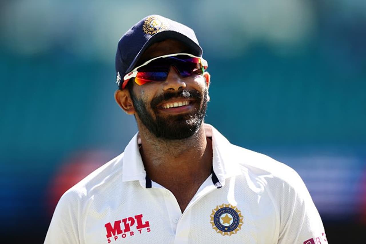 <p>இந்தியா இங்கிலாந்து இடையேயான 4 டெஸ்ட் போட்டிகள் கொண்ட தொடரின் 3 போட்டிகள் முடிந்துவிட்டன. கடைசி டெஸ்ட் போட்டி அகமதாபாத்தில் வரும் 4ம் தேதி தொடங்குகிறது. அந்த டெஸ்ட் போட்டிக்கான இந்திய அணியிலிருந்து நட்சத்திர ஃபாஸ்ட் பவுலர் ஜஸ்ப்ரித் பும்ரா விலகியுள்ளார். சொந்த காரணங்களுக்காக விலகுவதாக தெரிவித்துவிட்டு ஒதுங்கினார் பும்ரா.</p> <p>இந்தியா இங்கிலாந்து இடையேயான 4 டெஸ்ட் போட்டிகள் கொண்ட தொடரின் 3 போட்டிகள் முடிந்துவிட்டன. கடைசி டெஸ்ட் போட்டி அகமதாபாத்தில் வரும் 4ம் தேதி தொடங்குகிறது. அந்த டெஸ்ட் போட்டிக்கான இந்திய அணியிலிருந்து நட்சத்திர ஃபாஸ்ட் பவுலர் ஜஸ்ப்ரித் பும்ரா விலகியுள்ளார். சொந்த காரணங்களுக்காக விலகுவதாக தெரிவித்துவிட்டு ஒதுங்கினார் பும்ரா.</p>