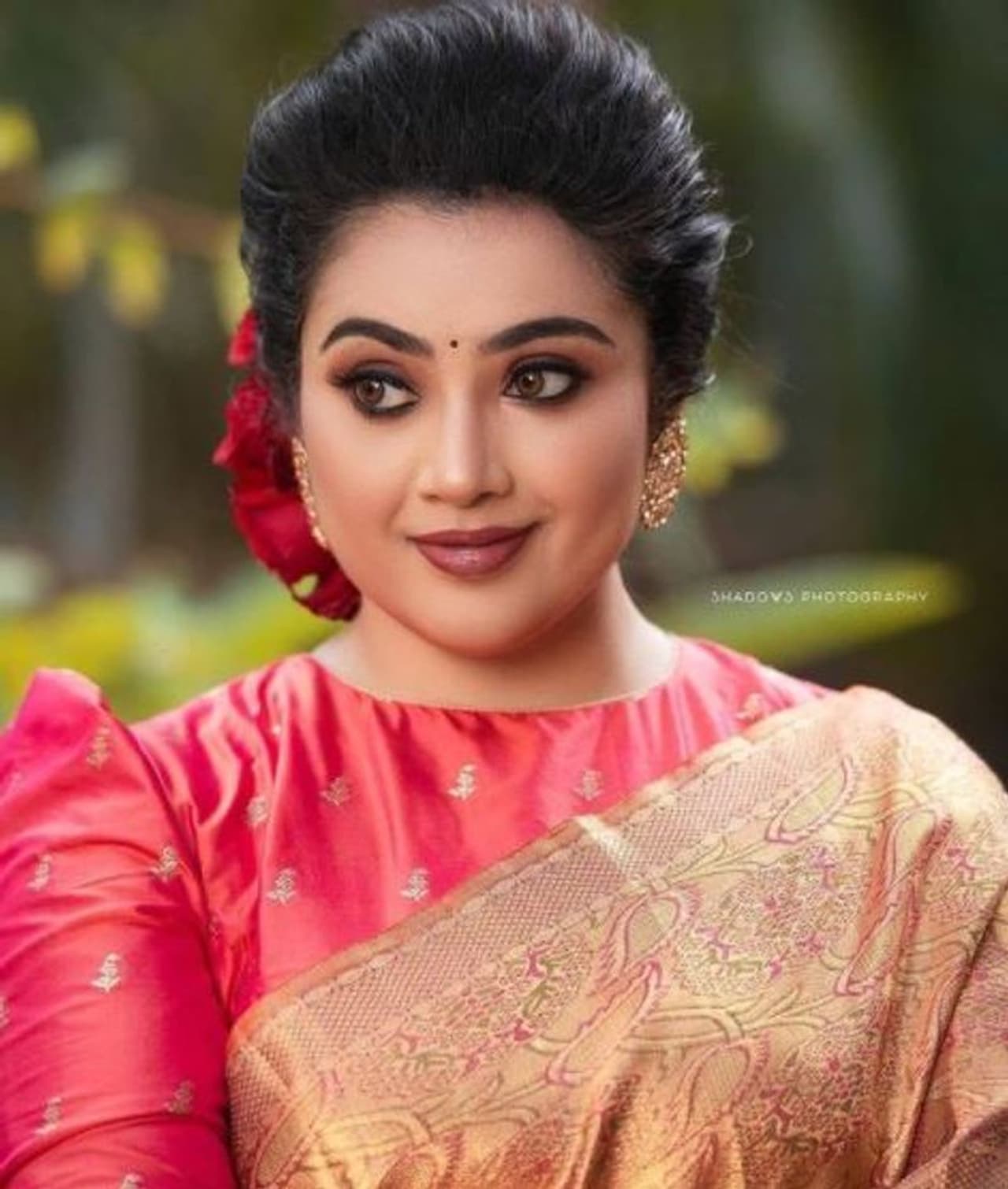 <p>நடிகை மீனா, தமிழ் சினிமாவில் குழந்தை நட்சத்திரமாக அறிமுகமாகி... ரஜினி, கமல், விஜய், அஜித், அர்ஜுன், நவரச நாயகன் கார்த்தி என பல நடிகர்களுக்கு ஜோடியாக நடித்து முன்னணி நடிகையாகத் திகழ்ந்தவர். </p> <p>நடிகை மீனா, தமிழ் சினிமாவில் குழந்தை நட்சத்திரமாக அறிமுகமாகி... ரஜினி, கமல், விஜய், அஜித், அர்ஜுன், நவரச நாயகன் கார்த்தி என பல நடிகர்களுக்கு ஜோடியாக நடித்து முன்னணி நடிகையாகத் திகழ்ந்தவர். </p>