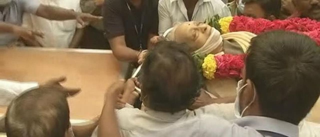 <p>கண்மூடி கிடக்கும் தமிழகத்தின் அன்னை தெரசா</p> <p>கண்மூடி கிடக்கும் தமிழகத்தின் அன்னை தெரசா</p>