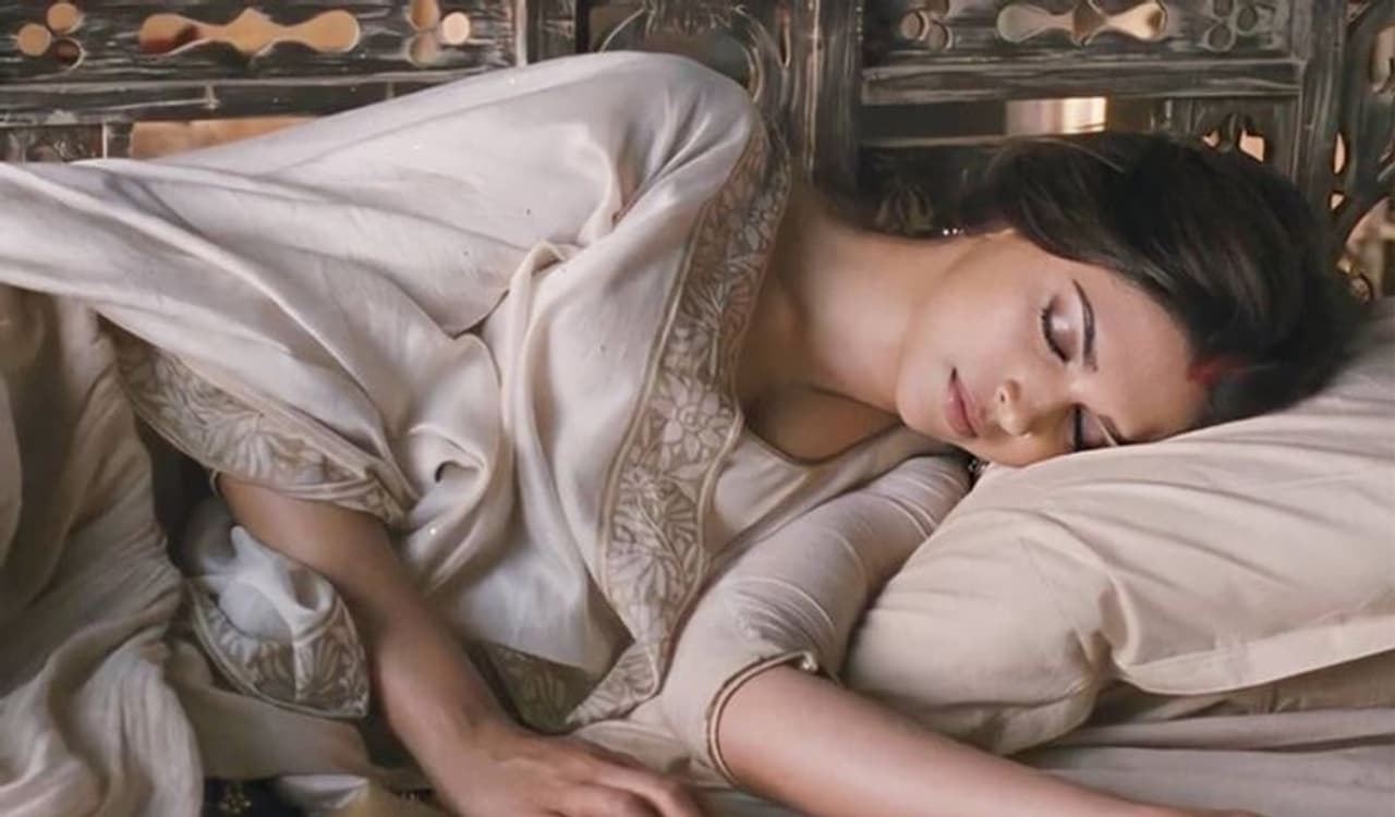 <p>ಈ ಕೆಟ್ಟ ಬೆಳಗಿನ ಅಭ್ಯಾಸಗಳನ್ನು ತಕ್ಷಣವೇ ಬದಲಿಸಿ</p><p>ಗಂಟೆಗಟ್ಟಲೆ ಹಾಸಿಗೆಯಲ್ಲಿ ಮಲಗುವುದು<br />ಬೆಳಿಗ್ಗೆ ಎದ್ದ ನಂತರ ಆದಷ್ಟು ಬೇಗ ಹಾಸಿಗೆಯಿಂದ ಹೊರಹೋಗಬೇಕು, ಆದರೆ ಹಾಸಿಗೆಯ ಮೇಲೆ ಬಹಳ ಹೊತ್ತು ಮಲಗಿರುವವರು ಬಹಳ ಜನರಿದ್ದಾರೆ. ನೀವು ಅದೇ ರೀತಿ ಮಾಡಿದರೆ, ದಿನವಿಡೀ ದಣಿಯುತ್ತೀರಿ. ಆಯಾಸದ ಭಾವನೆ ಉಂಟಾಗುತ್ತದೆ. </p> <p>ಈ ಕೆಟ್ಟ ಬೆಳಗಿನ ಅಭ್ಯಾಸಗಳನ್ನು ತಕ್ಷಣವೇ ಬದಲಿಸಿ</p><p>ಗಂಟೆಗಟ್ಟಲೆ ಹಾಸಿಗೆಯಲ್ಲಿ ಮಲಗುವುದು<br />ಬೆಳಿಗ್ಗೆ ಎದ್ದ ನಂತರ ಆದಷ್ಟು ಬೇಗ ಹಾಸಿಗೆಯಿಂದ ಹೊರಹೋಗಬೇಕು, ಆದರೆ ಹಾಸಿಗೆಯ ಮೇಲೆ ಬಹಳ ಹೊತ್ತು ಮಲಗಿರುವವರು ಬಹಳ ಜನರಿದ್ದಾರೆ. ನೀವು ಅದೇ ರೀತಿ ಮಾಡಿದರೆ, ದಿನವಿಡೀ ದಣಿಯುತ್ತೀರಿ. ಆಯಾಸದ ಭಾವನೆ ಉಂಟಾಗುತ್ತದೆ. </p>