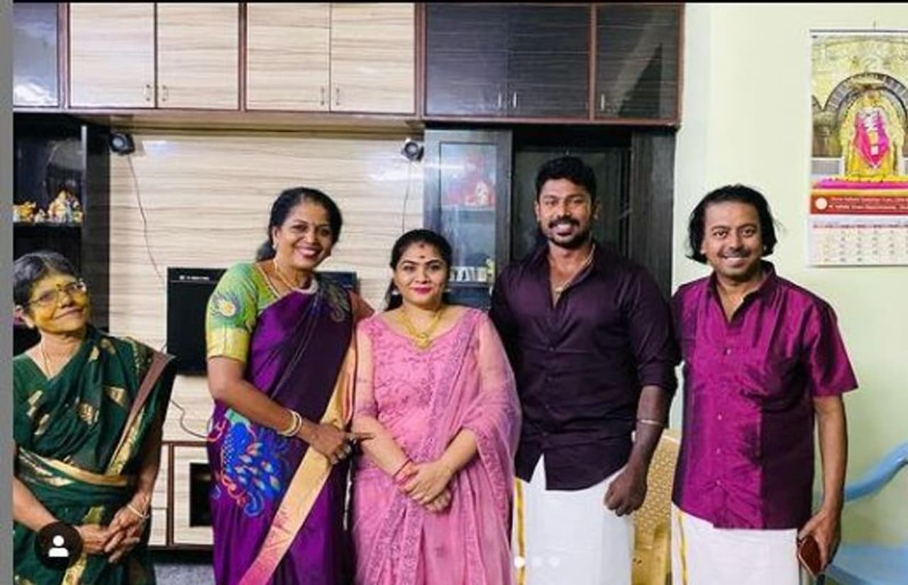 <p>நடிகர் பாபு கணேஷின் மகன் ரிஷிகாந்த், காட்டுப்புறா, 370 உள்ளிட்ட படங்களில் நடித்துள்ளார்.</p> <p>நடிகர் பாபு கணேஷின் மகன் ரிஷிகாந்த், காட்டுப்புறா, 370 உள்ளிட்ட படங்களில் நடித்துள்ளார்.</p>